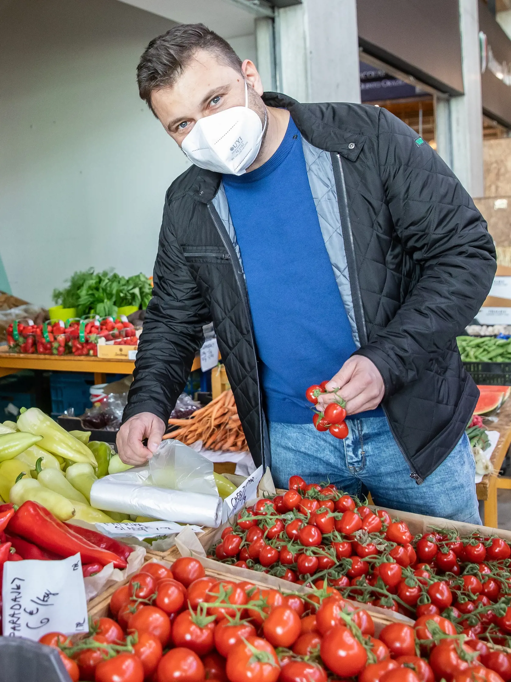 Marian (36) do Fresh Marketu chodieva pravidelne a pripadá mu hlúpe, že trhovisko v strede zatvorili. „V otvorenom priestore sa nakupuje lepšie. A myslím, si, že teraz v čase pandémie, keď všetci potrebujeme vitamíny, by mal štát zeleninárov podporovať a nie im robiť problémy,“ dodal.