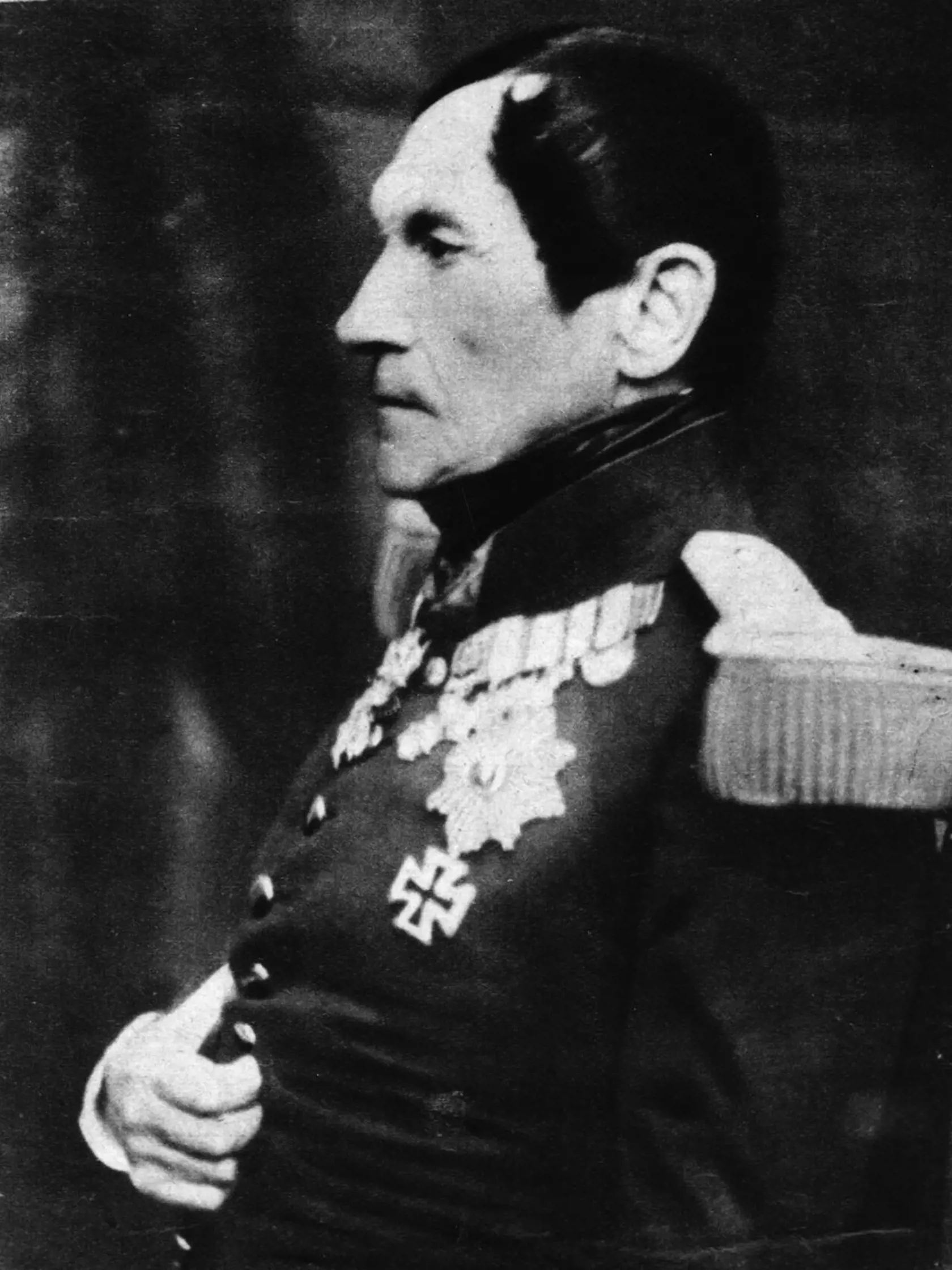 Kráľ Leopold I. z Belgicka: Hoci princ Albert bol vychovaný ako syn vojvodu Ernsta a princeznej Louise, neustále idú reči, že jeho skutočný otec bol jeho strýko, kráľ Leopold I. Táto aférka je riešená aj v seriáli Victoria.
