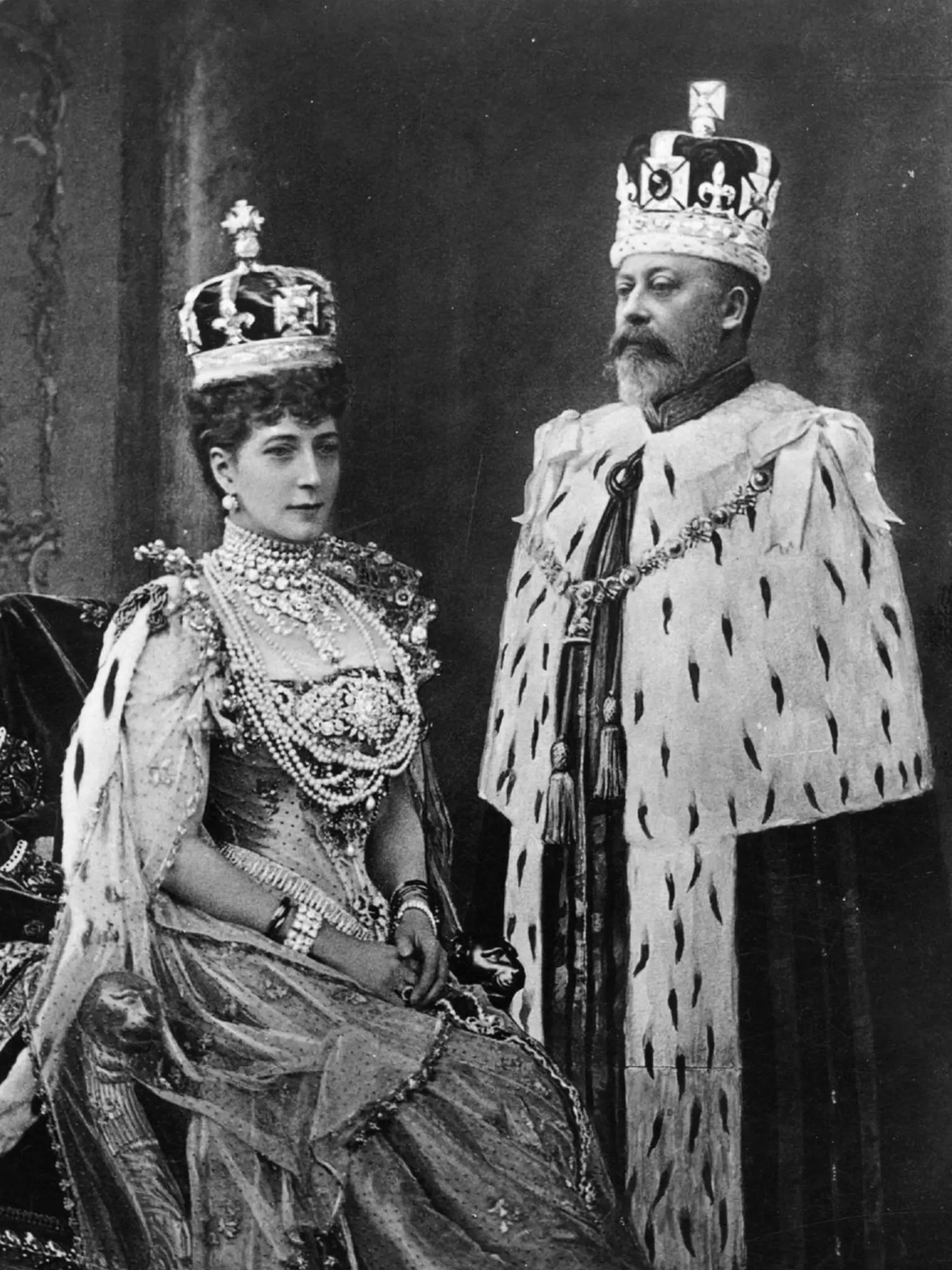 Anglický kráľ Edward VII: Kráľ Edward VII, ktorý vládol Spojenému kráľovstvu od roku 1901 do 1910, mal viac ako 50 aférok so ženami, vrátane mamy Winstona Churchilla. Predpokladá sa, že splodil mnoho detí mimo jeho manželstva, hoci ich nikdy neuznal. Mal šesť legitímnych dedičov na trón so svojou ženou kráľovnou Alexandrou, vrátane kráľovnej Alžbety II. 