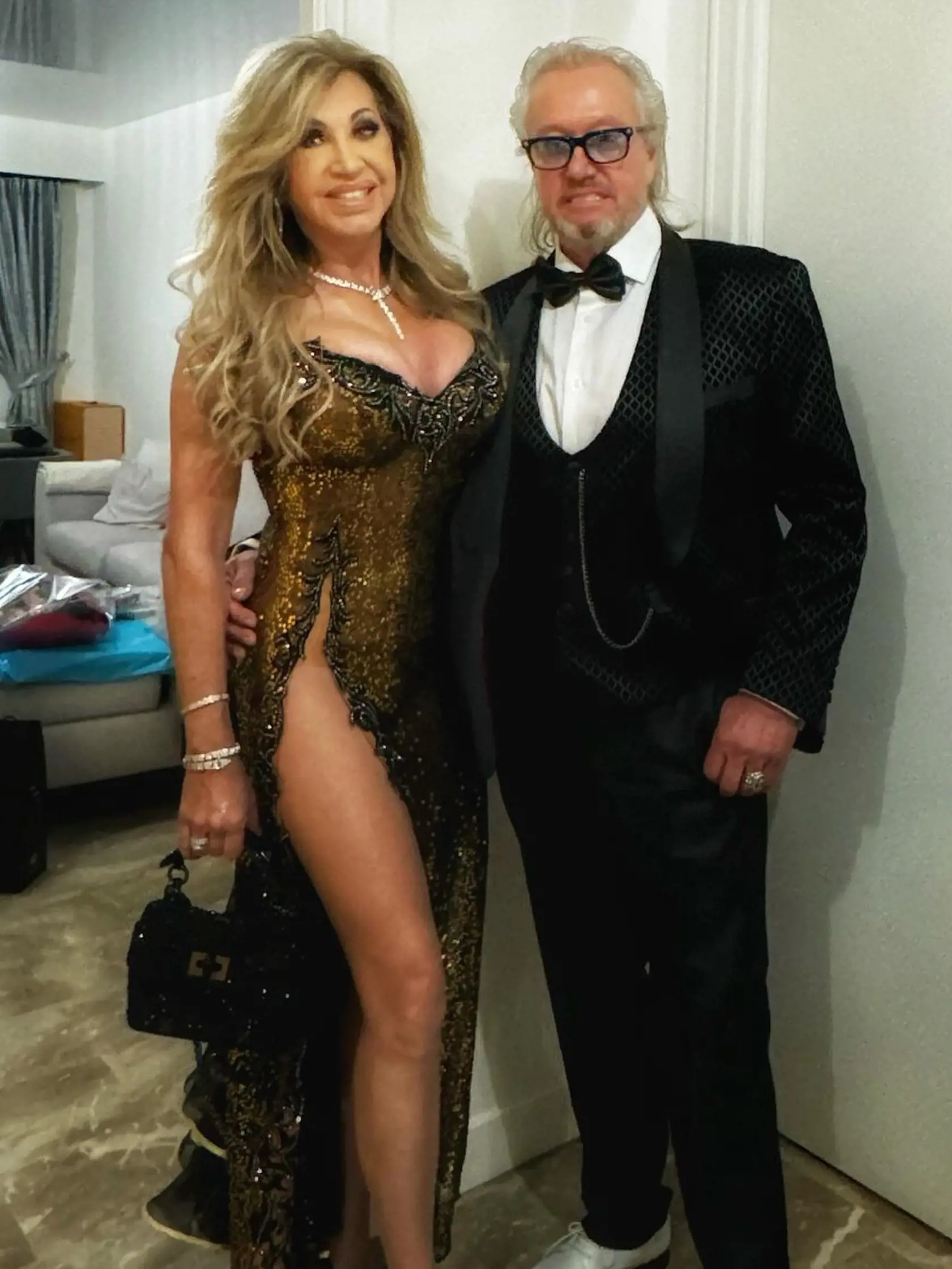 Šaty, ktoré si Carmen Geiss obliekla na párty boli riadne vyzývavé. Rázporok viedol až do výšky pupka.