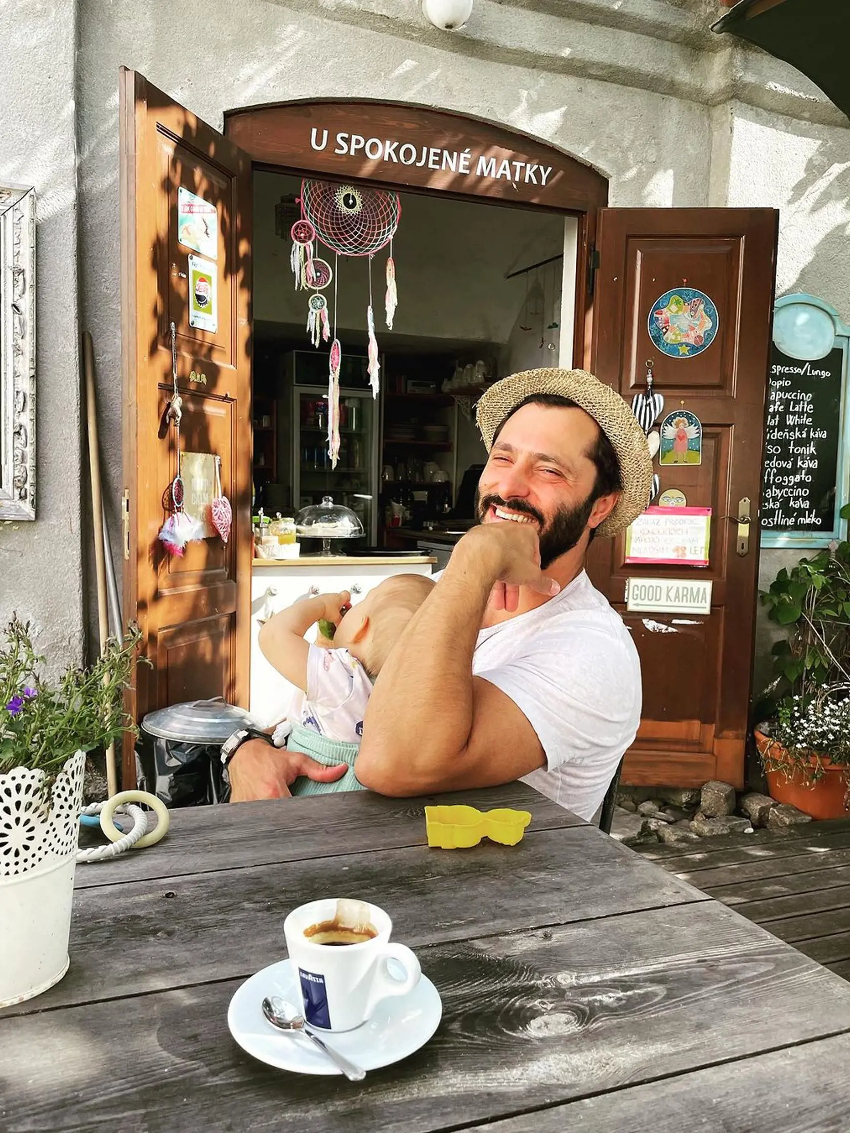 Otcovstvo mu pristane. Žiari šťastím