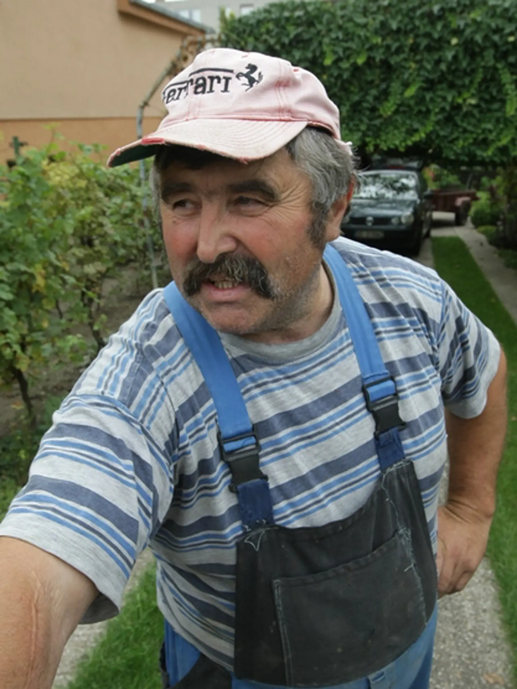 Ján (58):
Je to veľmi
milá susedka,
porozprávame
sa, podebatujeme.
Počuli
sme, že je vážne
chorá. My
sme boli prekvapení,
viete
ona taká veľká
cvičiteľka a naraz
toto prišlo.
Želám jej, nech
sa uzdraví
a veľa zdravia.