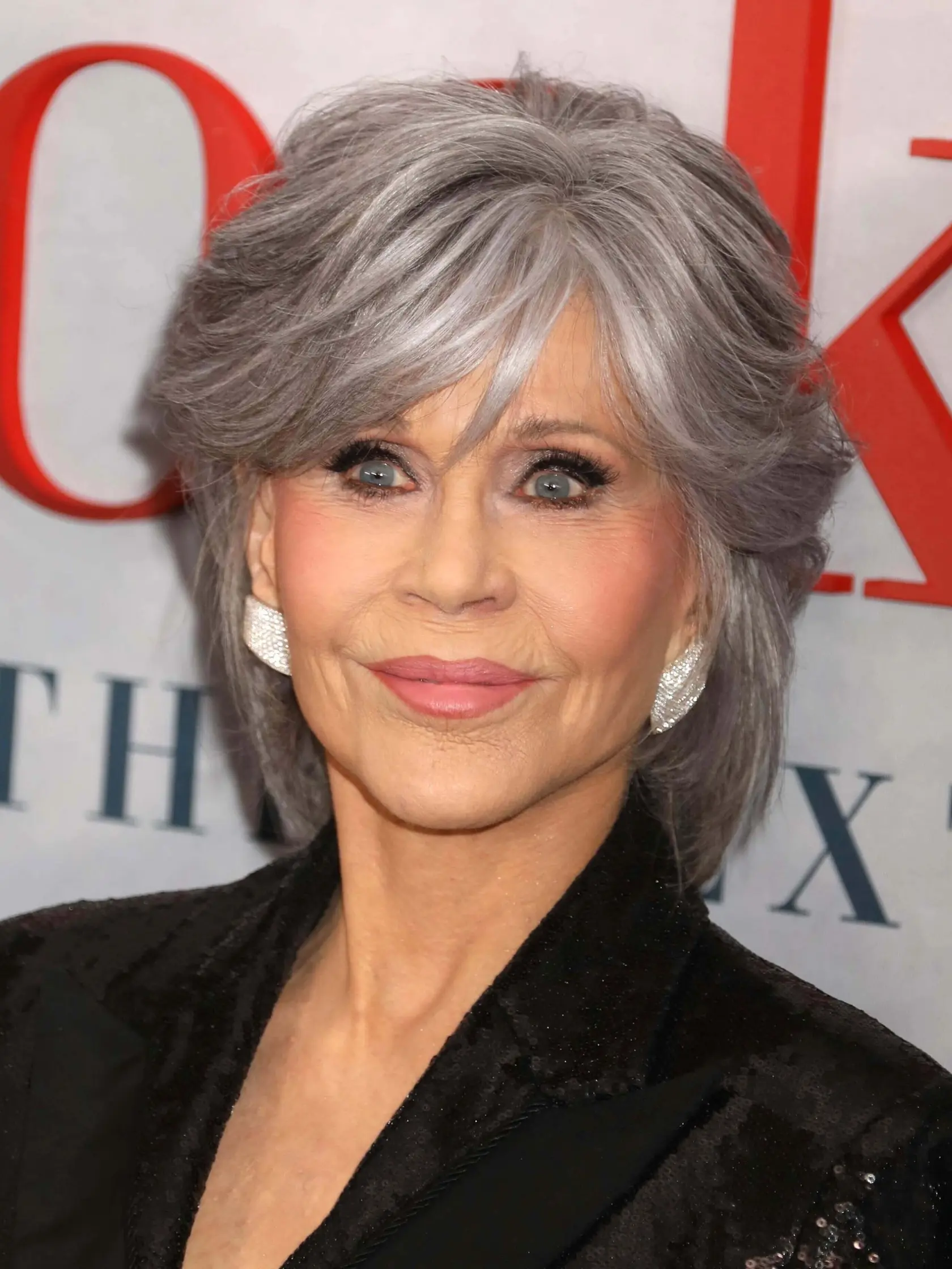 Jane Fonda nosí svoju striebornú hrivu s hrdosťou už niekoľko rokov. 