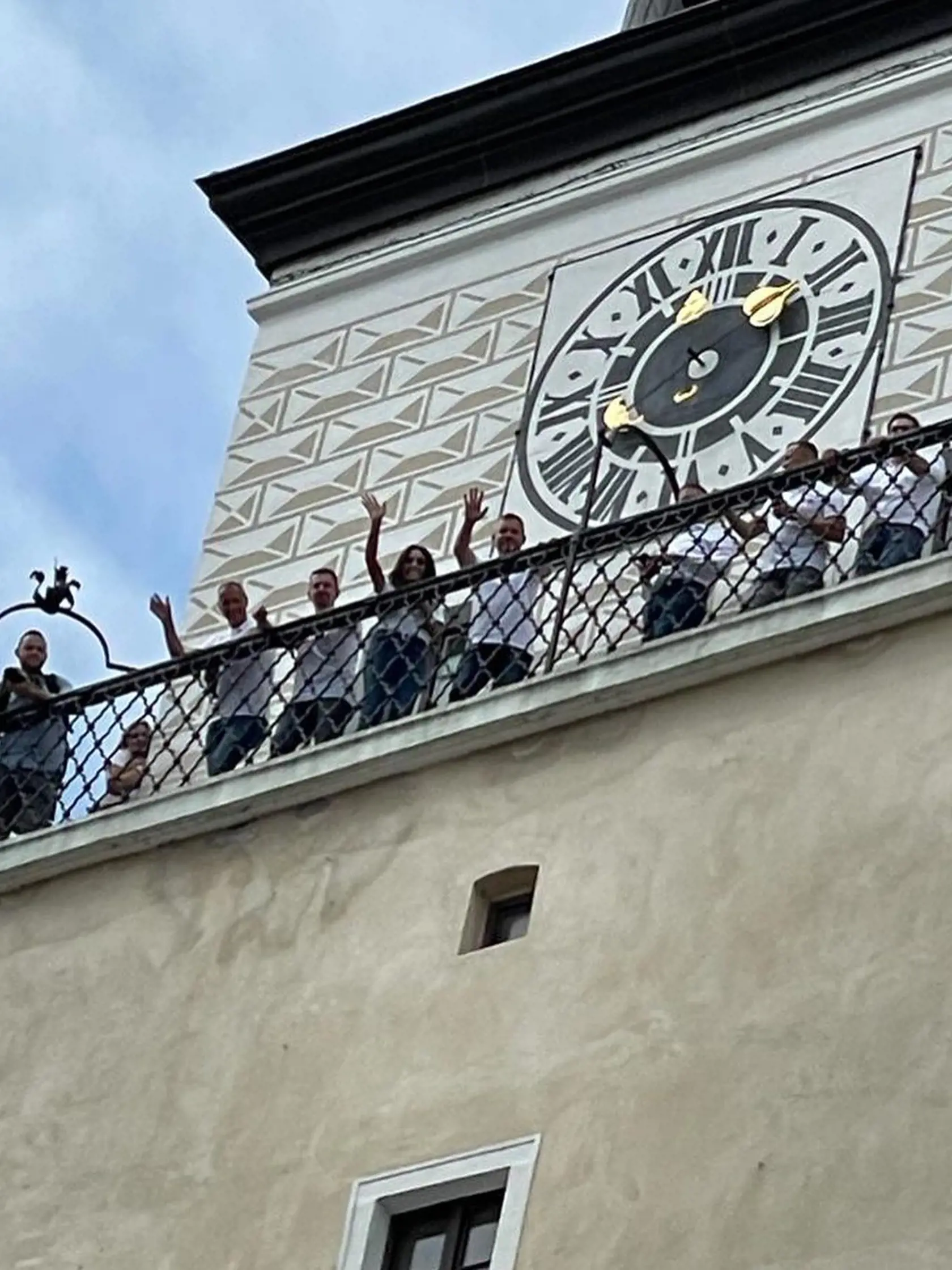 Zamávanie z veže, aj takéto kúsky môžu návštevníci pelletonu vidieť počas kortešačiek.