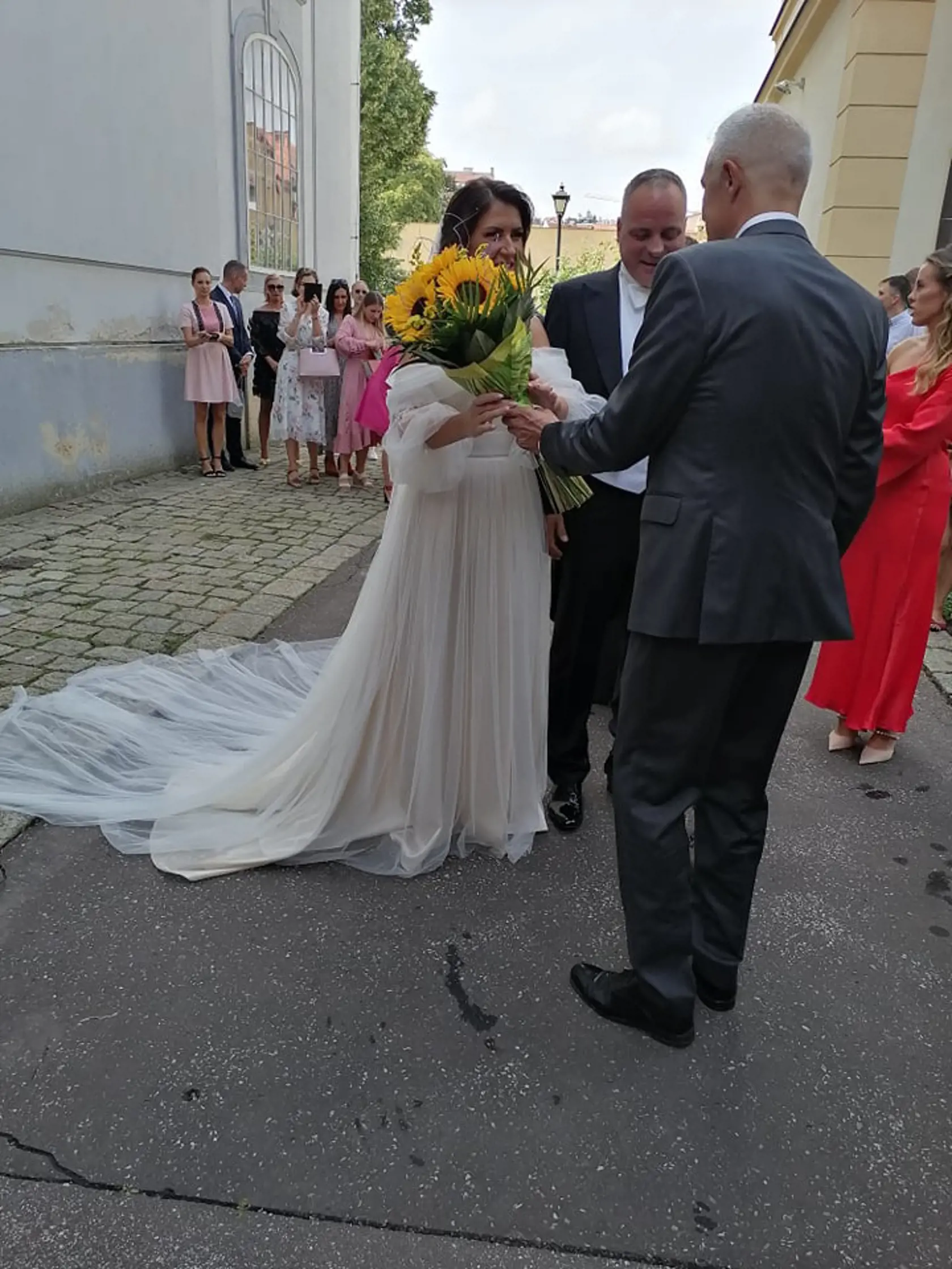 Nevesta Miroslava ohúrila krásnymi šatami.