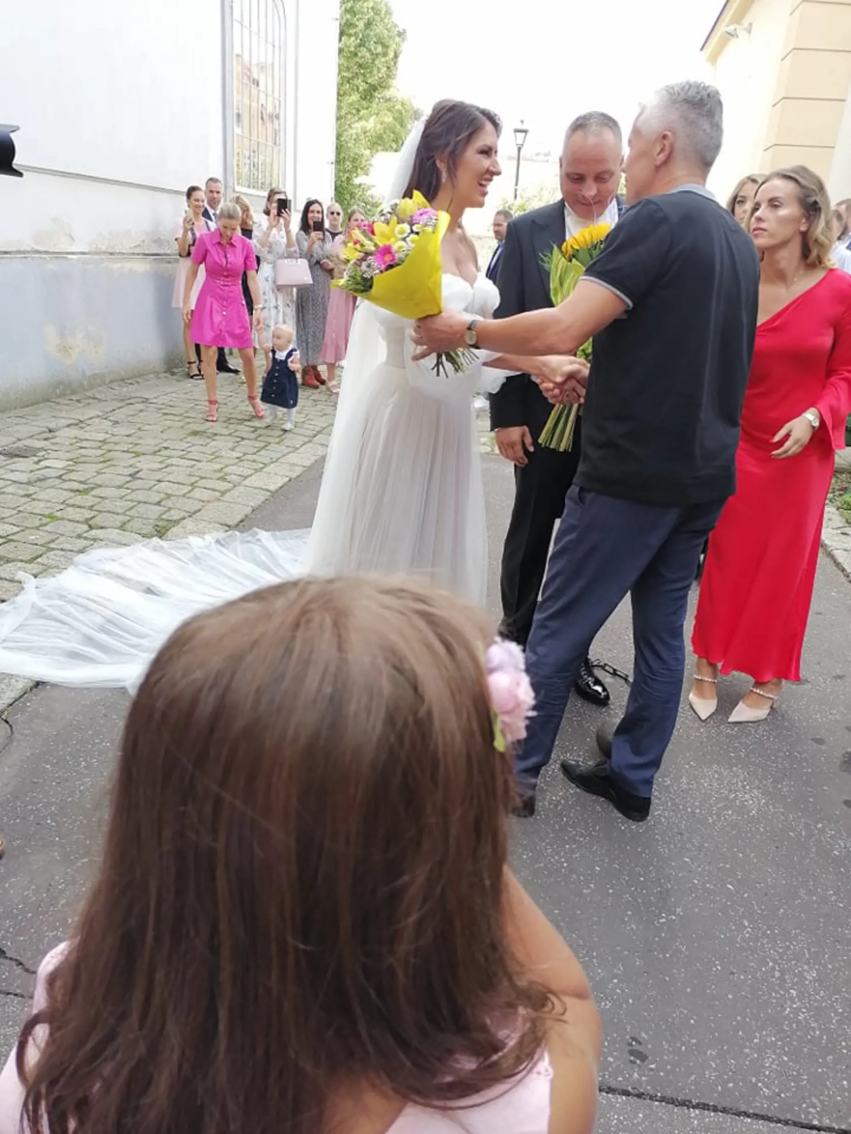 Nevesta Miroslava ohúrila krásnymi šatami.