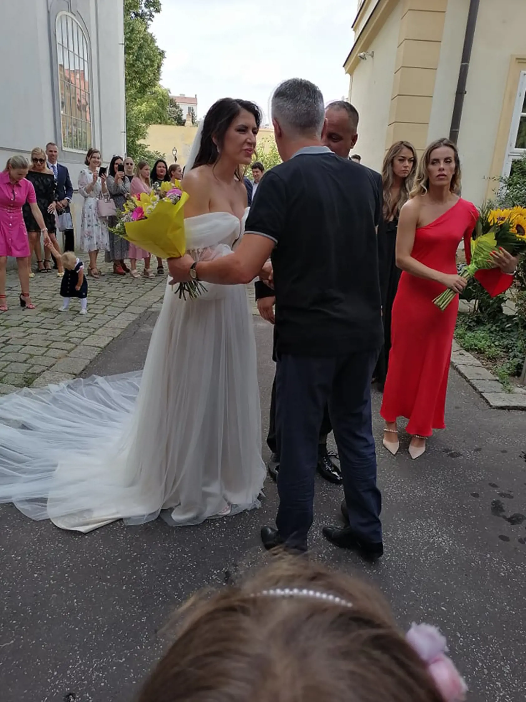 Nevesta Miroslava ohúrila krásnymi šatami.