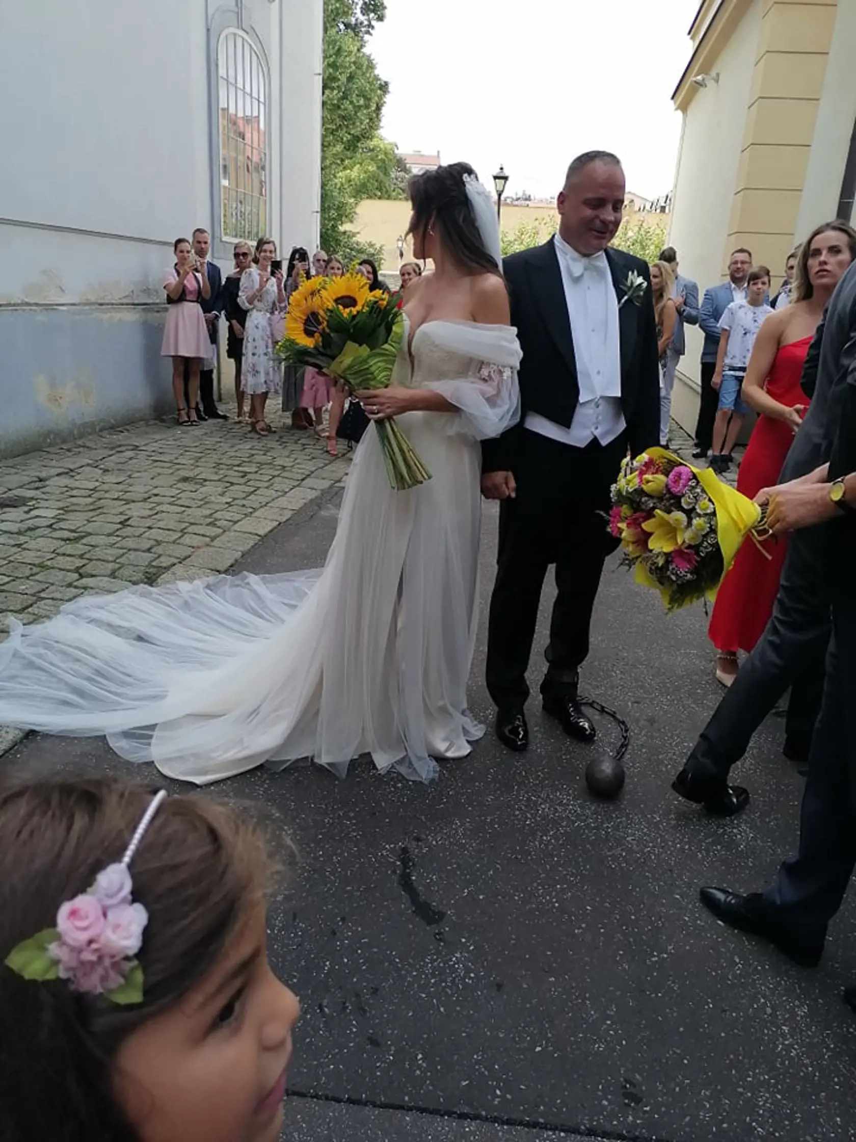 Nevesta Miroslava ohúrila krásnymi šatami.