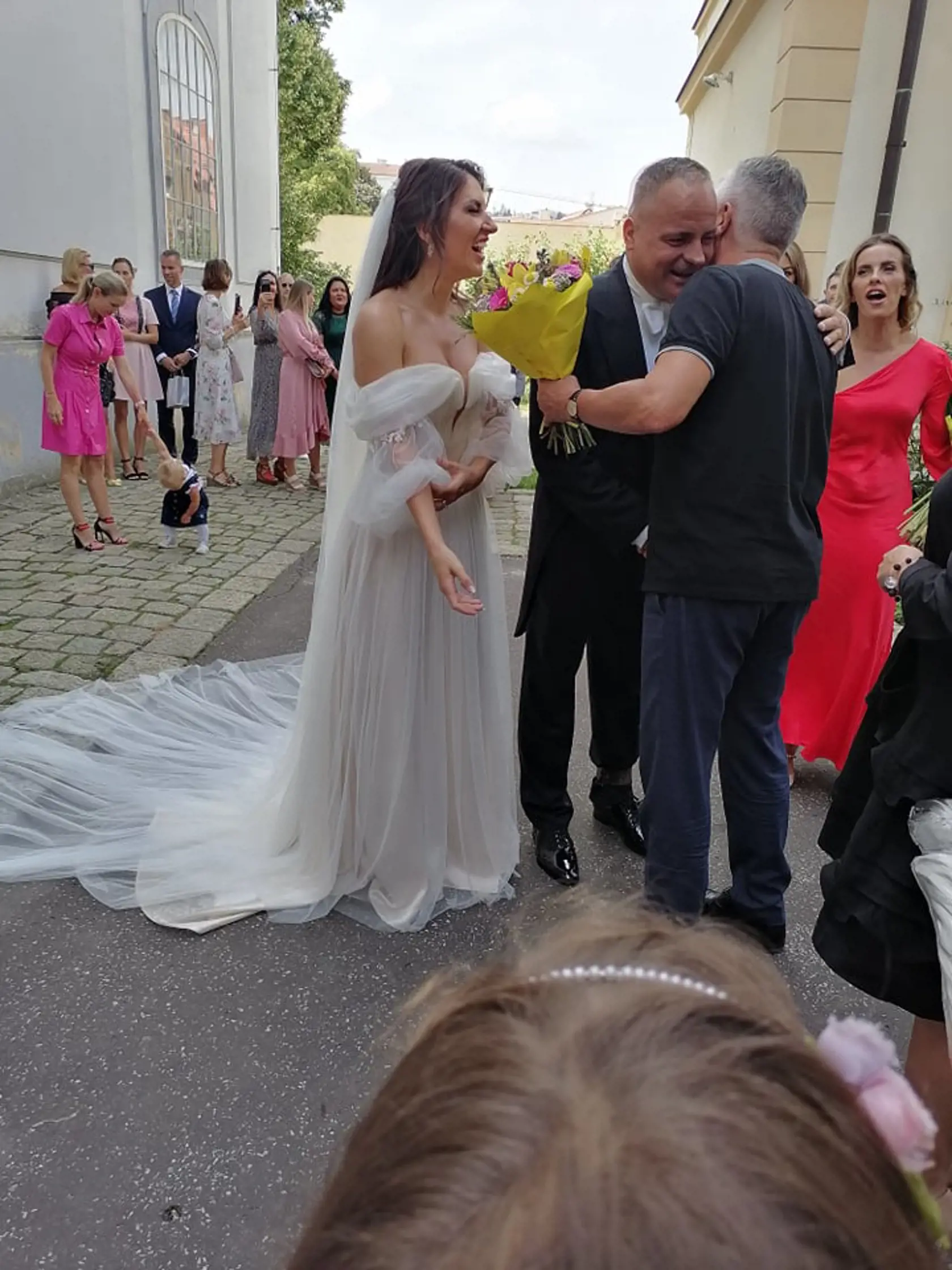 Nevesta Miroslava ohúrila krásnymi šatami.