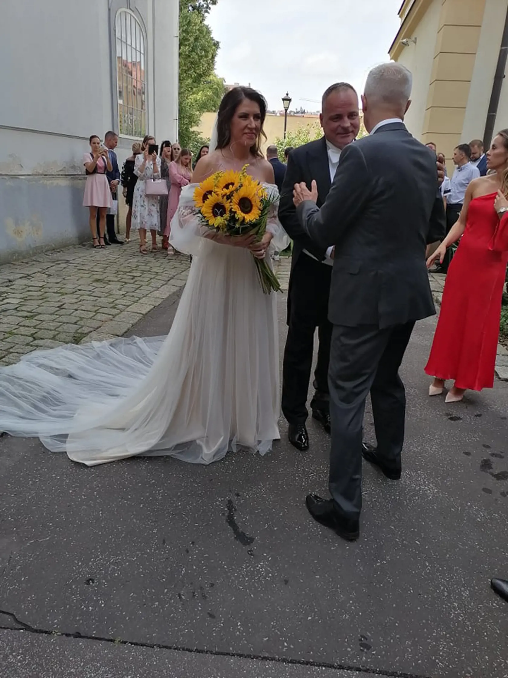 Nevesta Miroslava ohúrila krásnymi šatami.