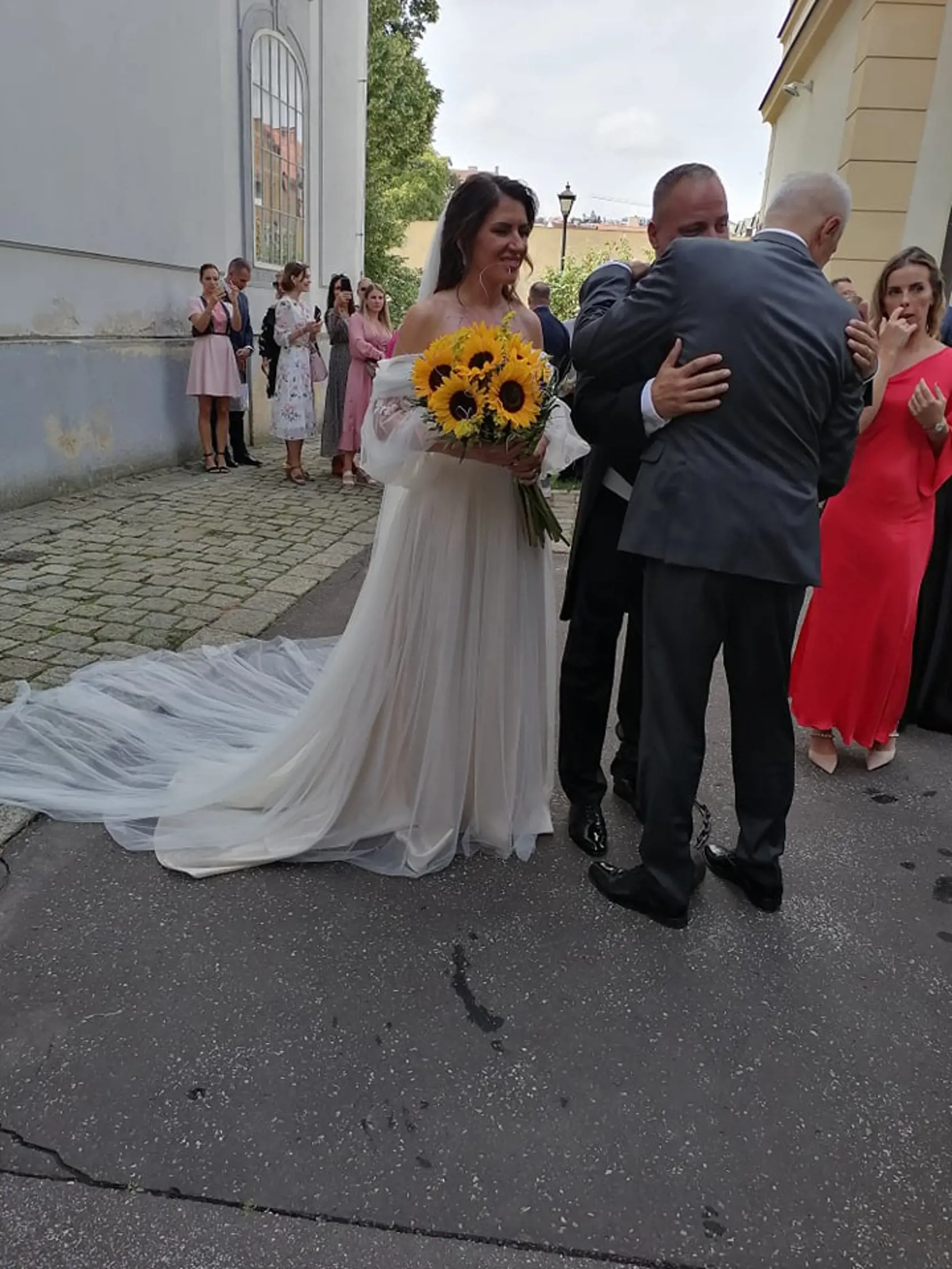 Nevesta Miroslava ohúrila krásnymi šatami.