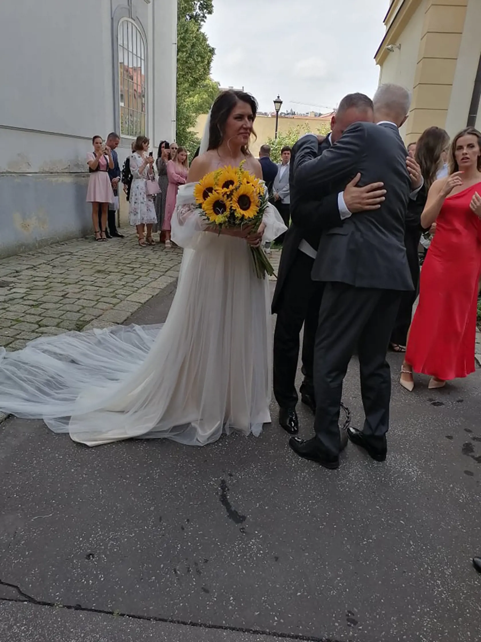 Nevesta Miroslava ohúrila krásnymi šatami.