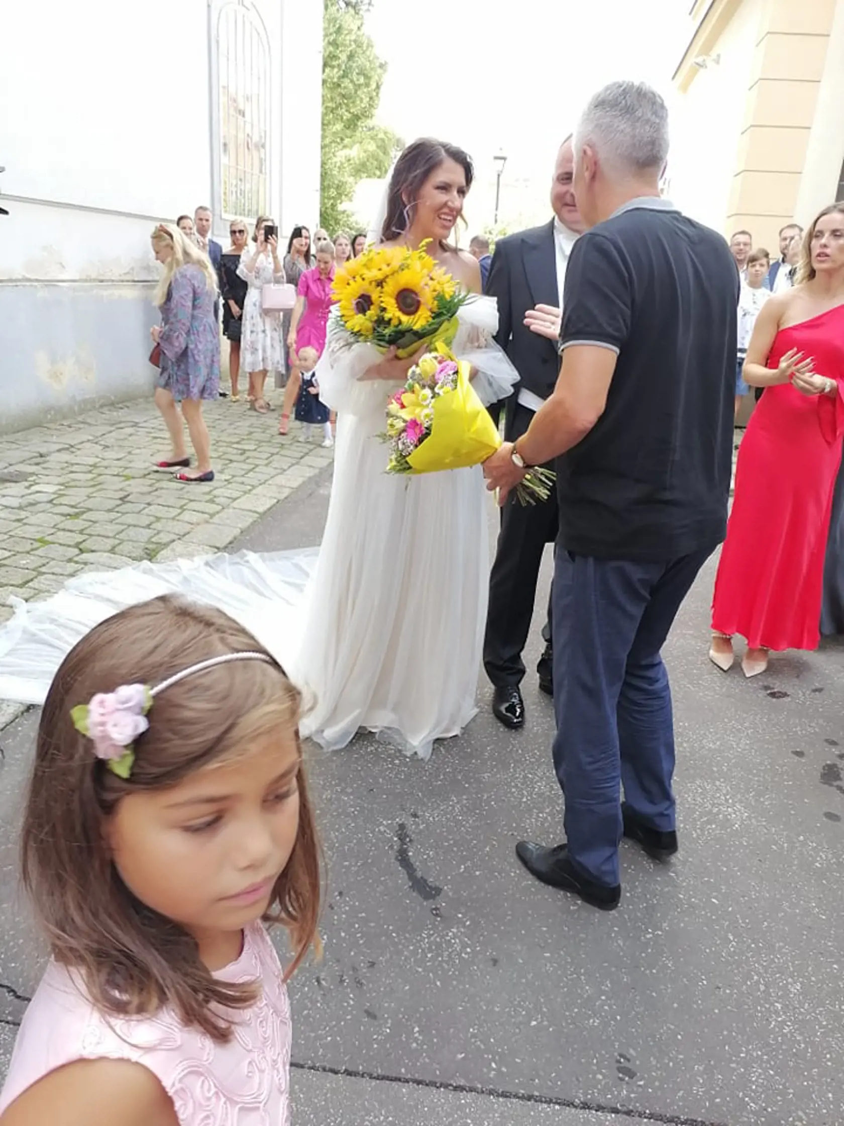 Nevesta Miroslava ohúrila krásnymi šatami.