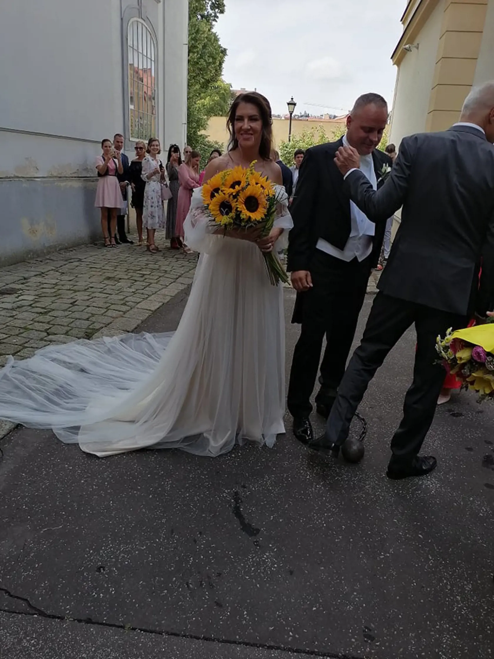 Nevesta Miroslava ohúrila krásnymi šatami.