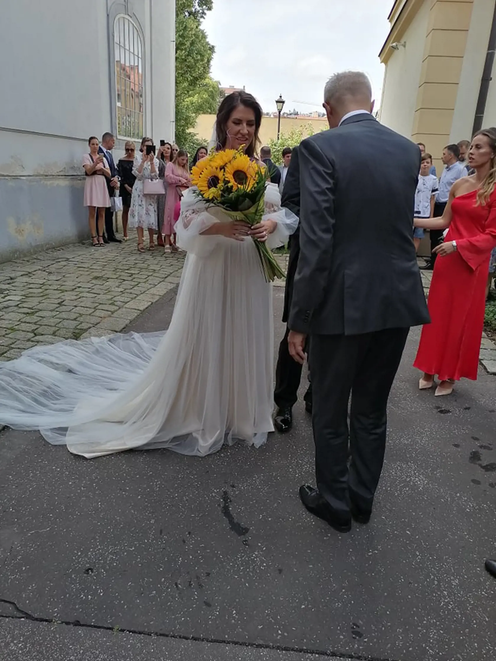 Nevesta Miroslava ohúrila krásnymi šatami.