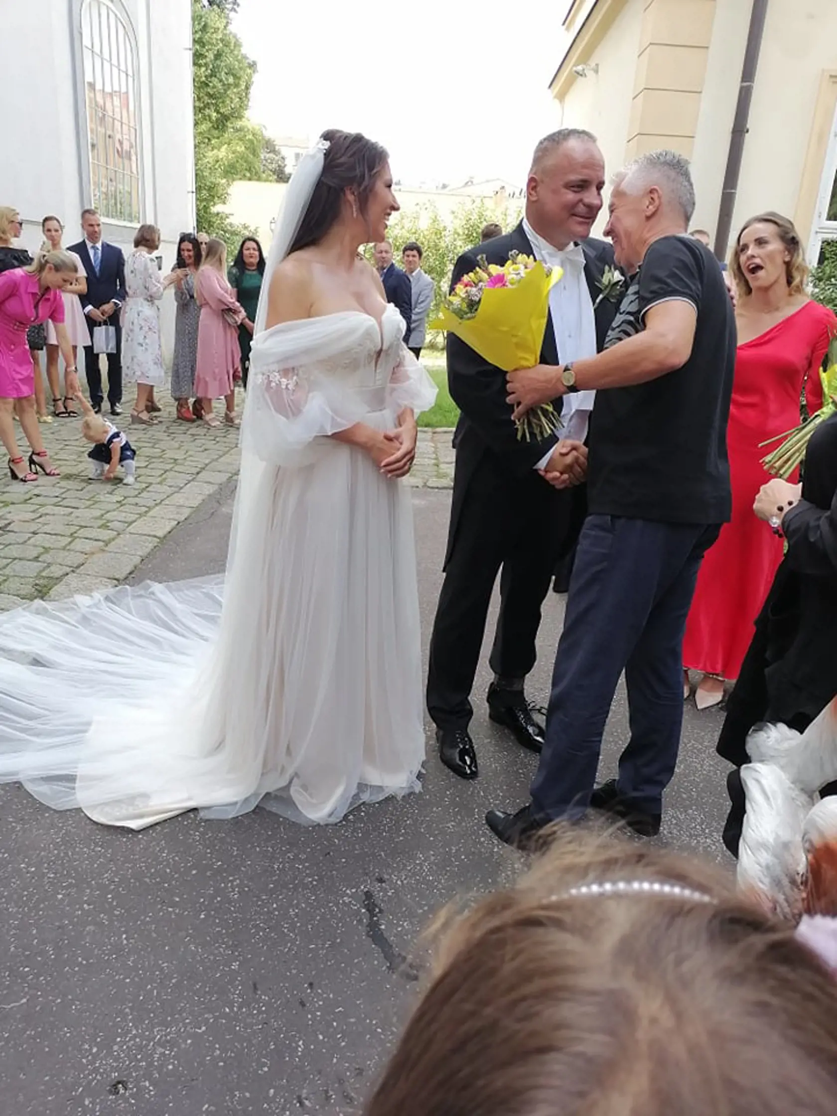 Nevesta Miroslava ohúrila krásnymi šatami.