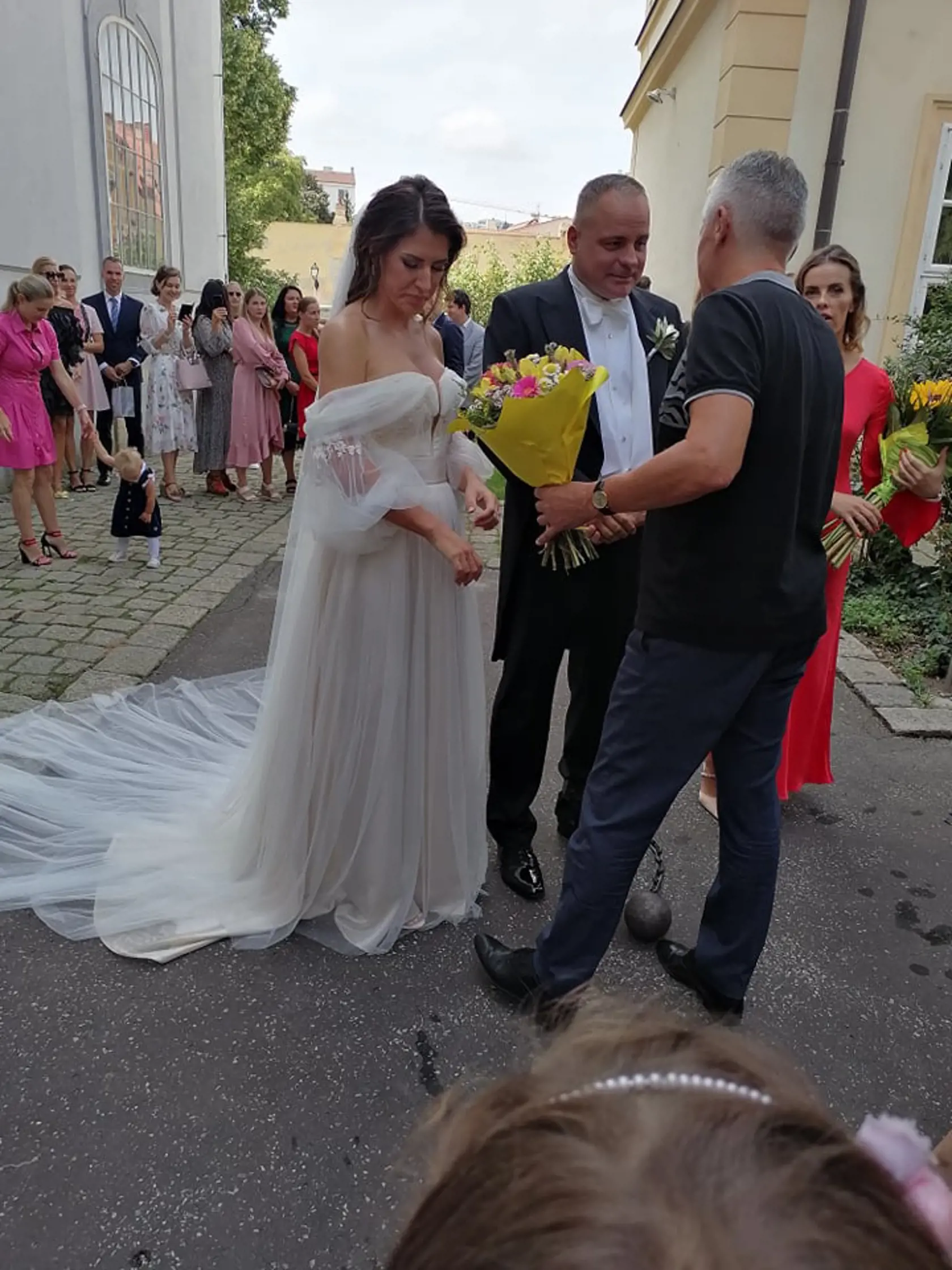 Nevesta Miroslava ohúrila krásnymi šatami.