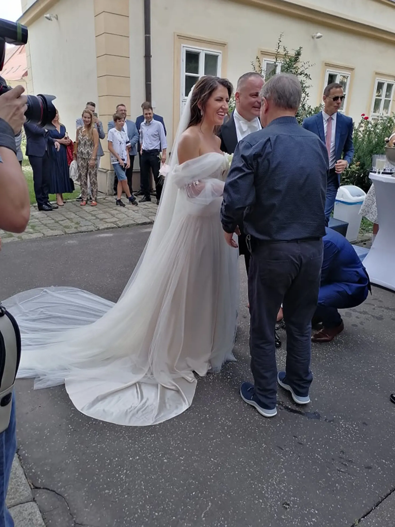Svadobní hostia gratulujú mladomanželom.