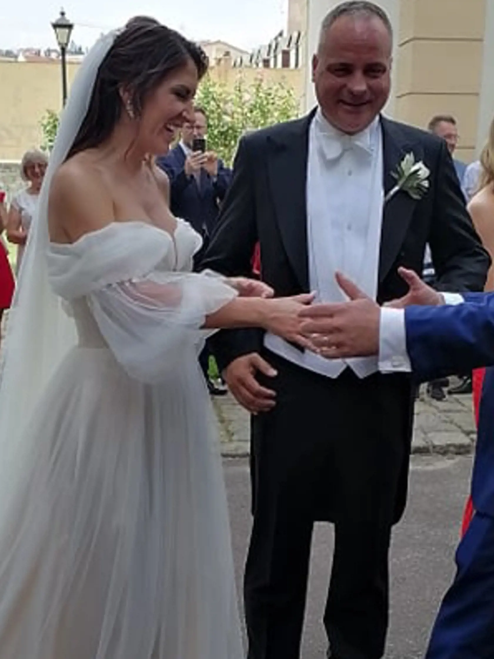 Svadobní hostia gratulujú mladomanželom.