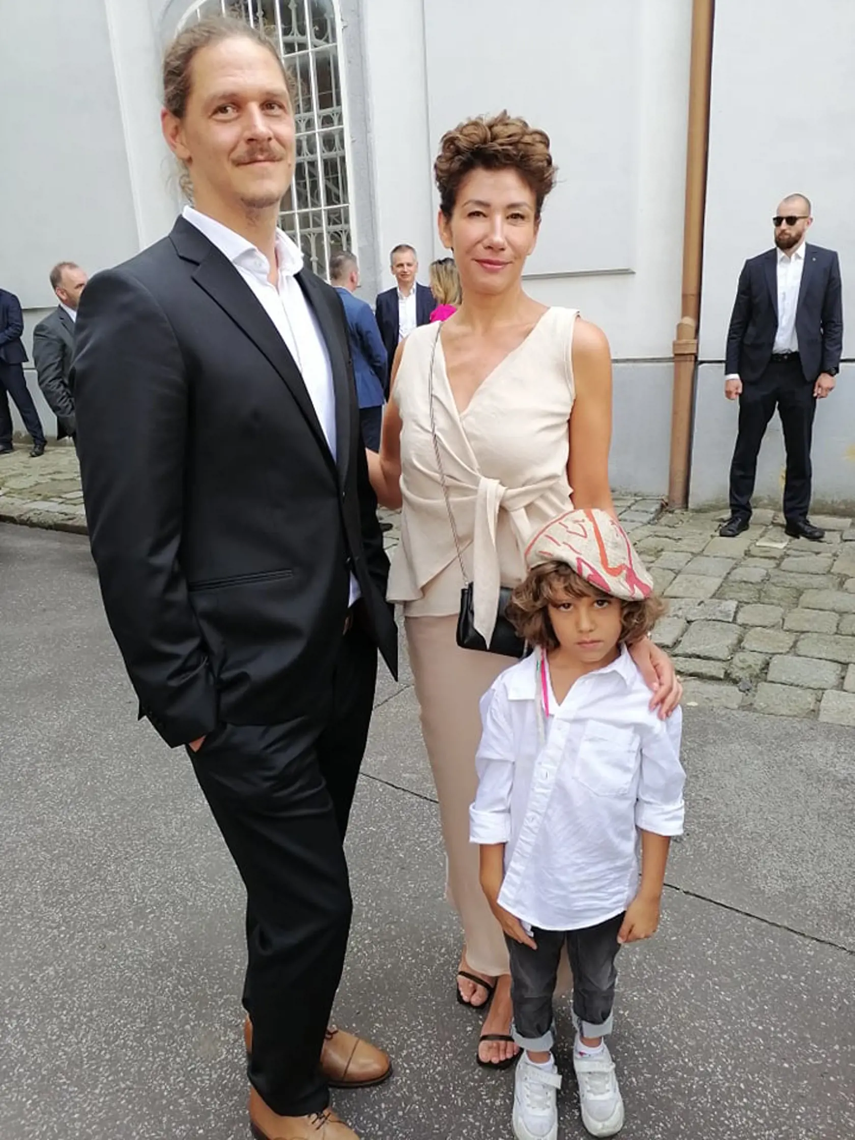 Svadobní hostia gratulujú mladomanželom.