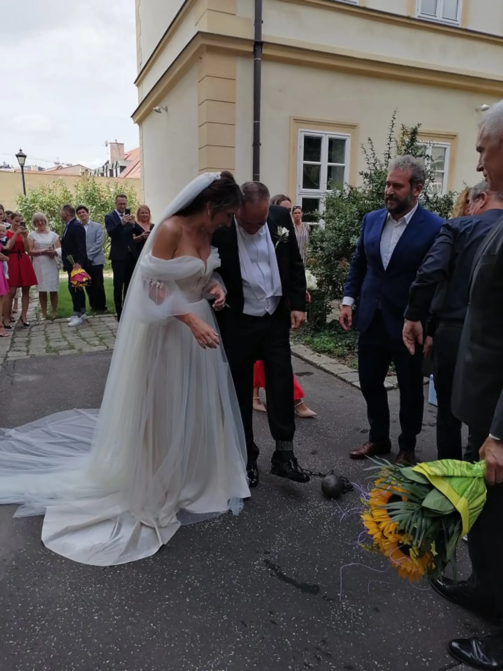 Svadobní hostia gratulujú mladomanželom.
