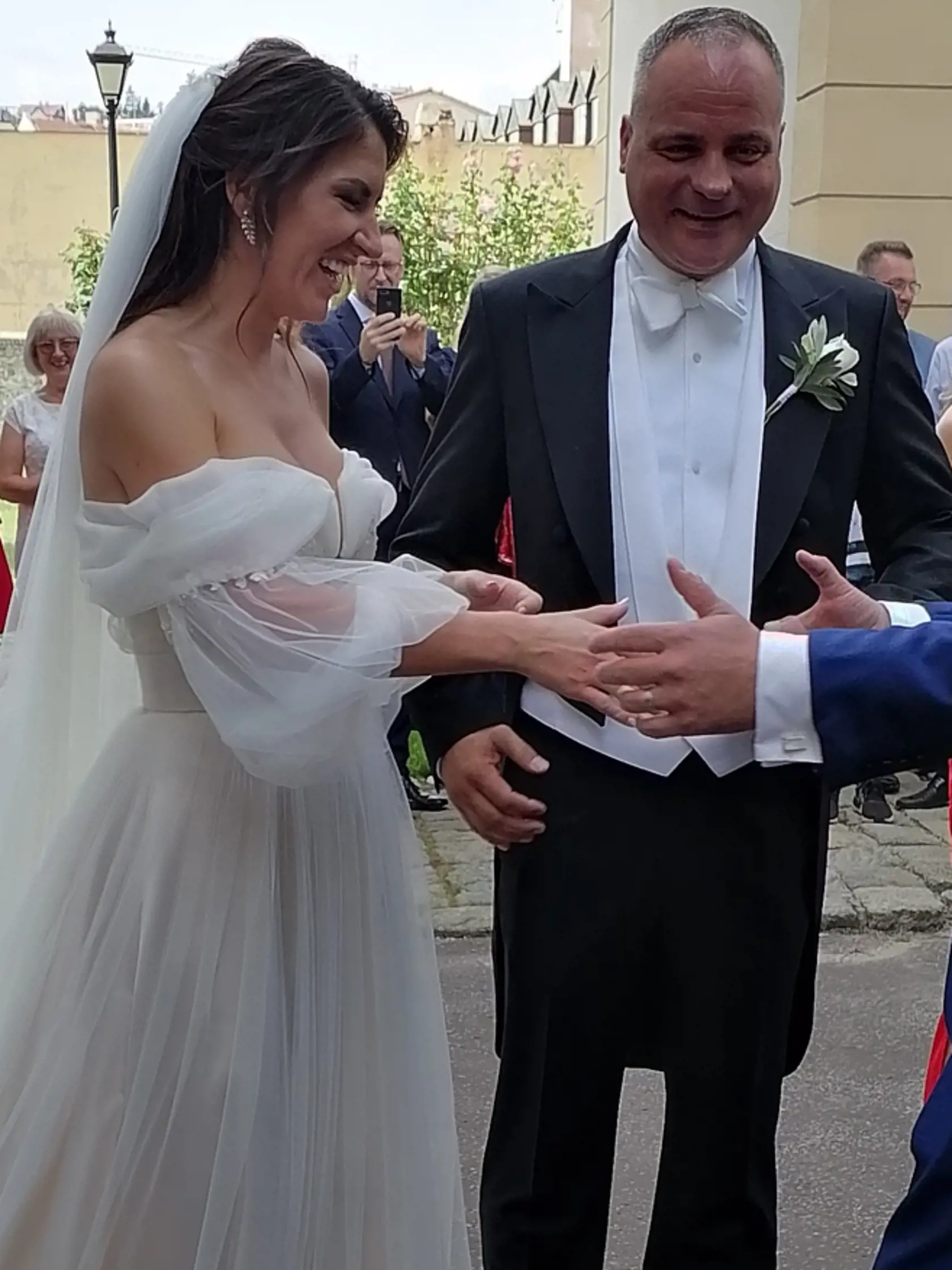 Pred evanjelickým kostolom bolo obrovské množstvo svadobčanov, ktorí sa snažia dostať k mladomanželom a zablahoželať im.