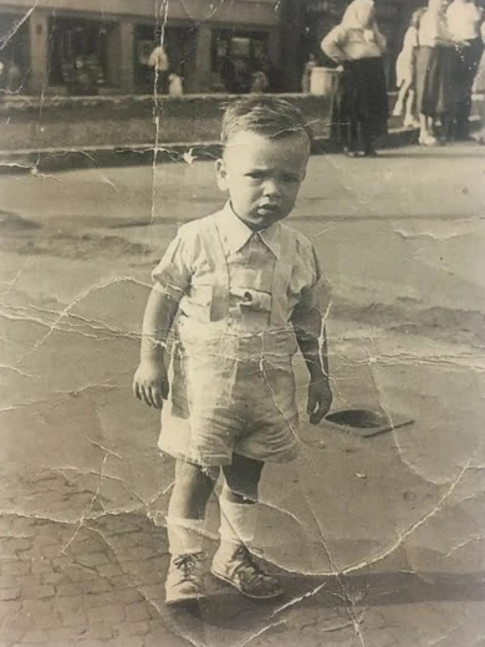 1956 - Angličanke Ruth Galeovej a vojakovi Šimonovi Žbirkovi sa narodil syn, ktorý dostal meno Miroslav.