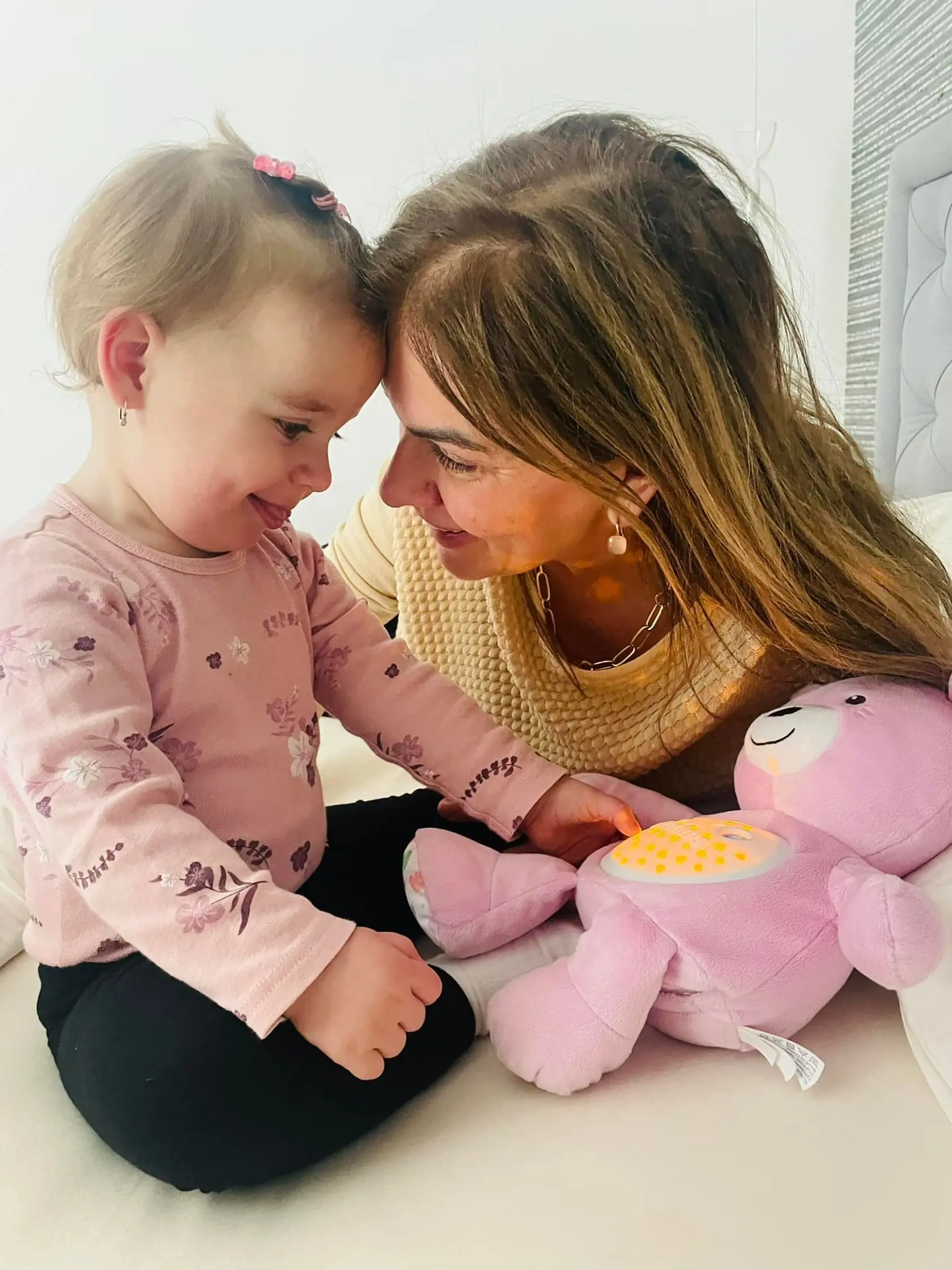 Europoslankyňa Monika Beňová s dcérou Leuškou sú po prekonaní črevnej virózy opäť vysmiate.