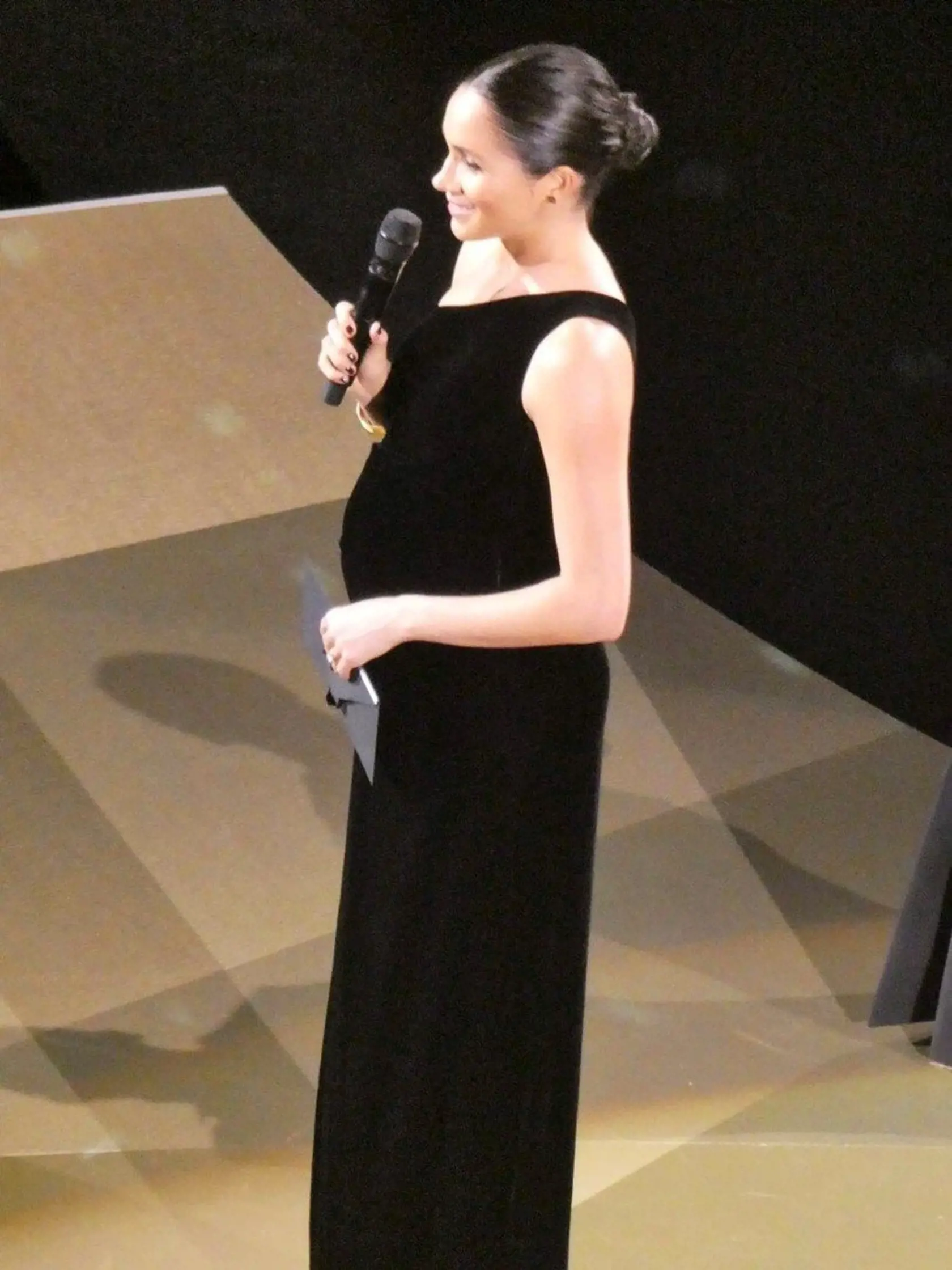 Na British Fashion Awards si Meghan obomi rukami obopínala brucho. Zábery však boli vymazané.