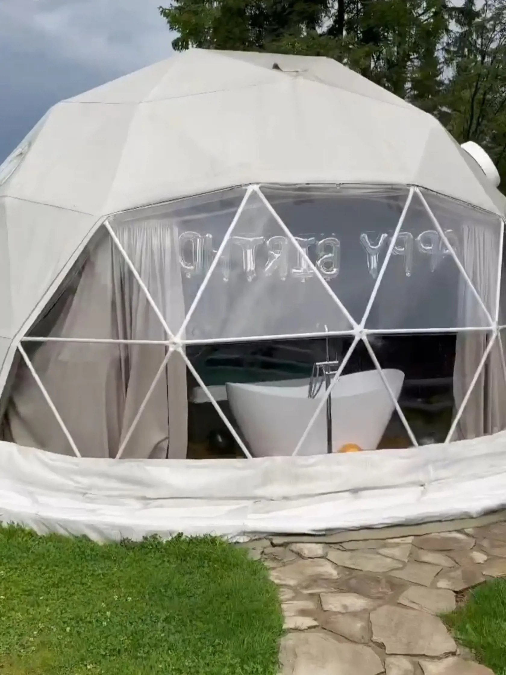 Mirka a Matej si dopriali luxusný glamping v poľských Tatrách. Tá vaňa s výhľadom nemá chyby!