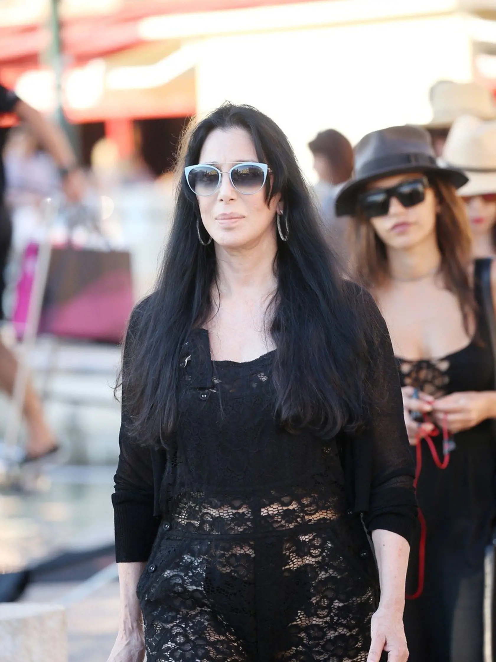 Cher porte un pantalon de dentelles transparent sur le port de Saint-Tropez le 30 juin 2015. Au moment de monter dans le bateau, elle perd sa chaussure qu'un ami ramasse. Singer/Actress Cher strolls at Saint-Tropez harbour. June 30th, 2015., Image: 251432926, License: Rights-managed, Restrictions: , Model Release: no, Credit line: Profimedia, Bestimages