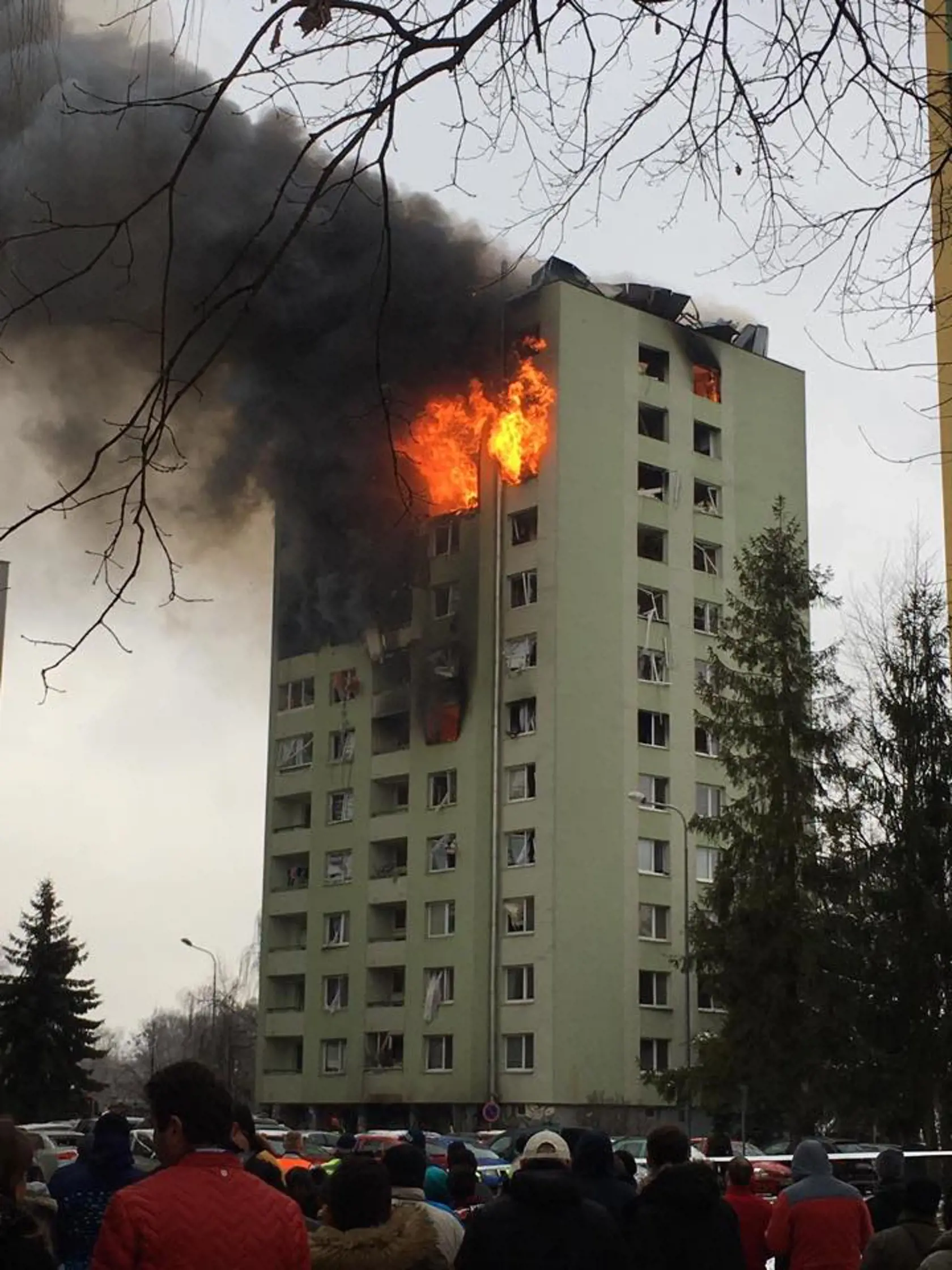 Pohľad na horiaci panelák.