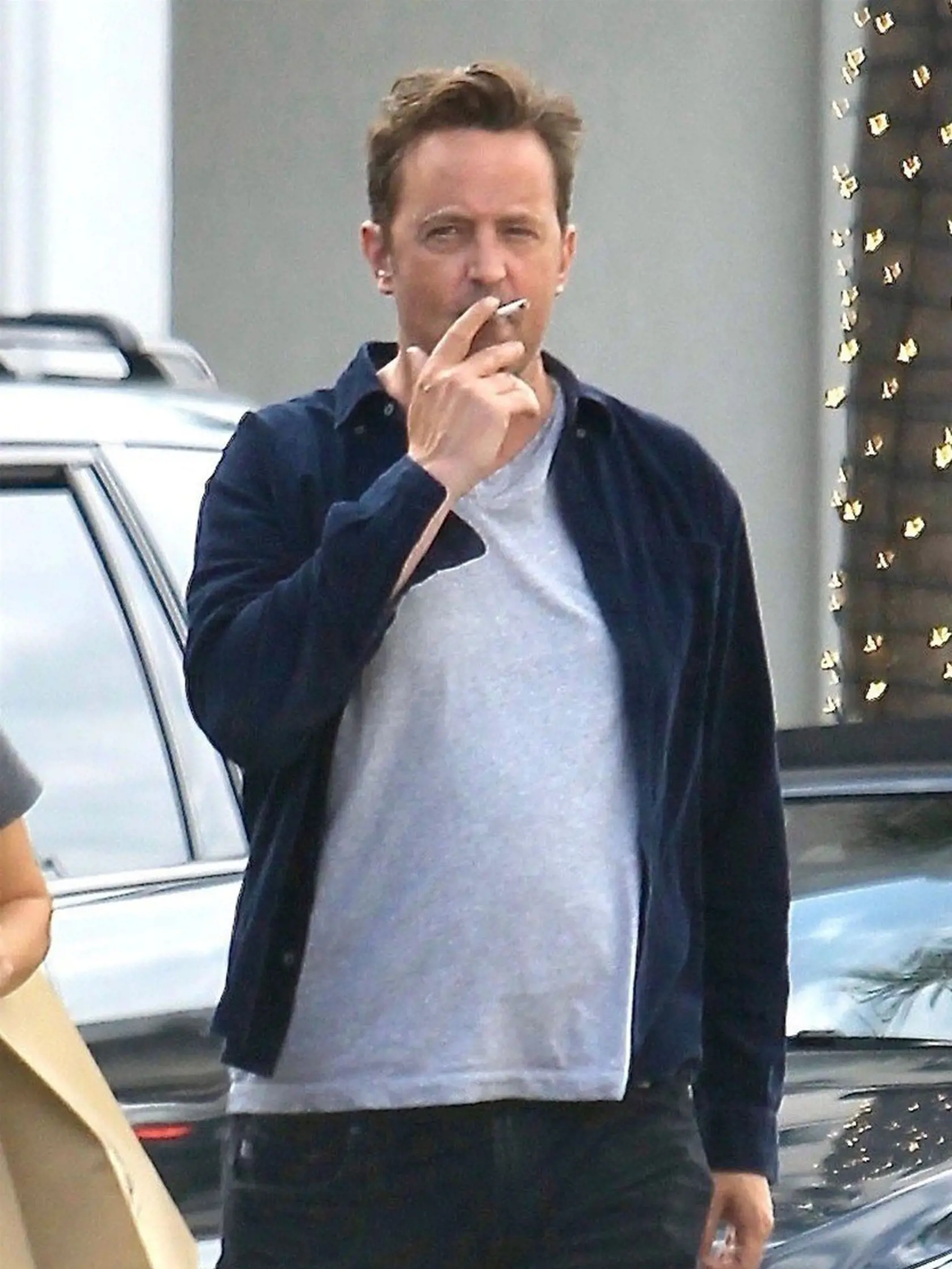 Beverly Hills, CA  - *EXCLUSIVE*  - Actor Matthew Perry and a mystery woman stop by Giuseppe Franco Hair Salon and then get in some retail therapy at James Perse in Beverly Hills. Matthew enjoyed a cigarette as the pair walked across the street.    Pictured: Matthew Perry    BACKGRID USA 14 SEPTEMBER 2017, Image: 349404827, License: Rights-managed, Restrictions: , Model Release: no, Credit line: Profimedia, AKM-GSI