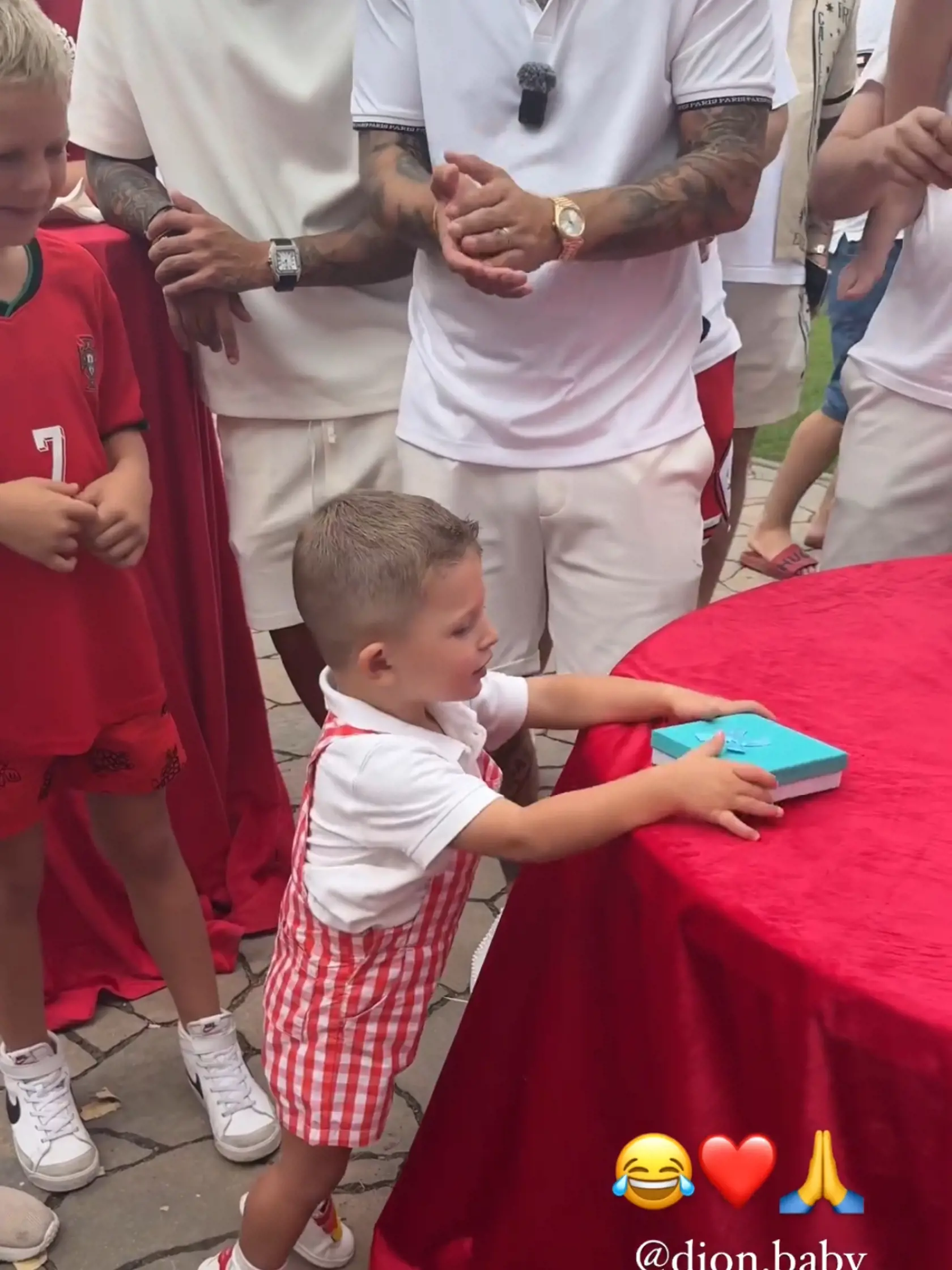 Témou párty bol cirkus
