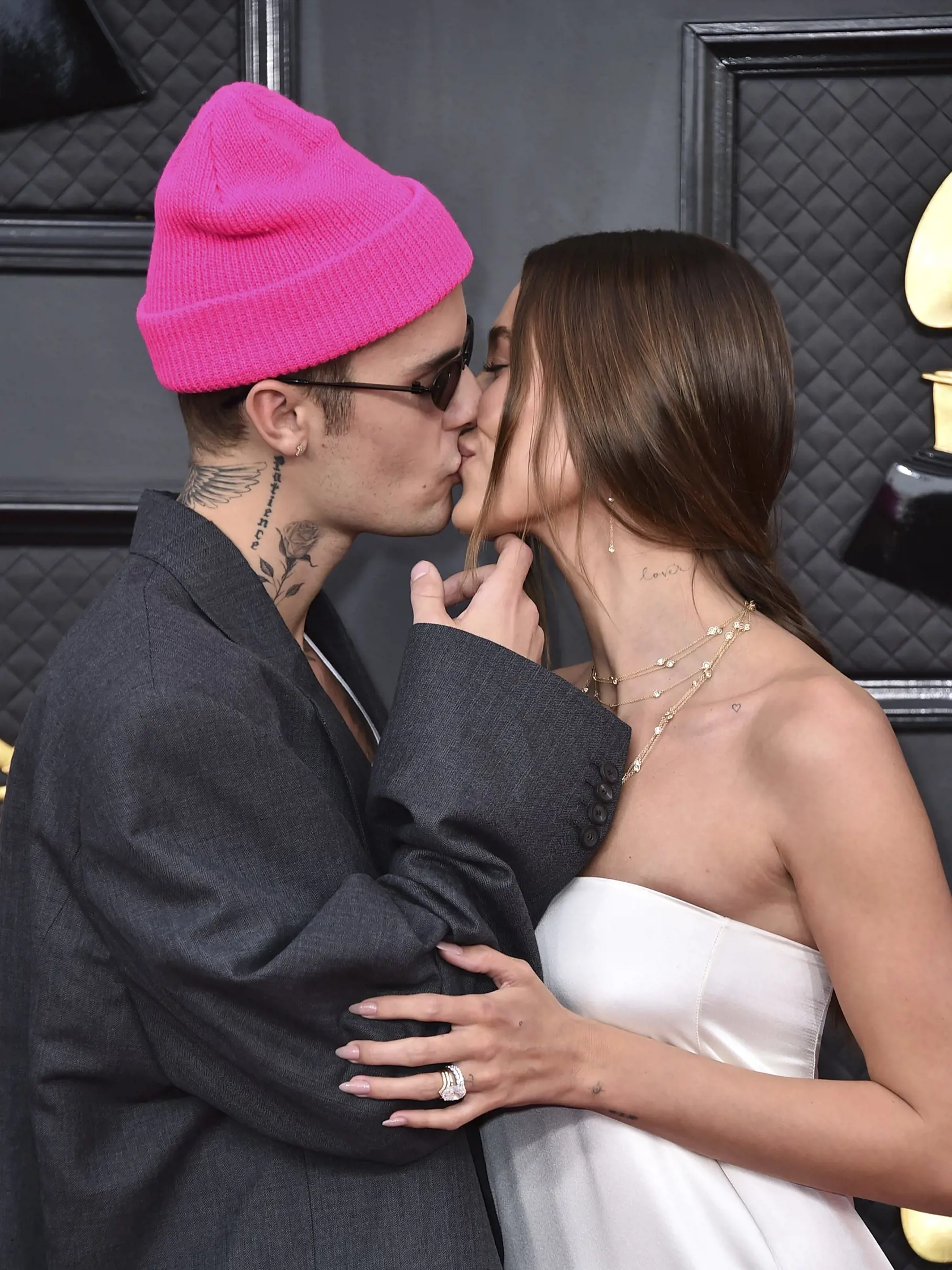 Justin Bieber sa svojej manželky nevedel nabažiť.A vzal si na to čiapočku v modernej farbe.