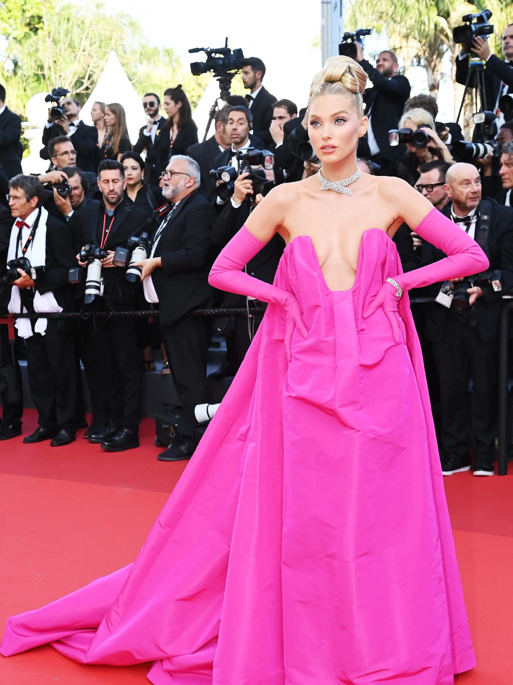Elsa Hosk v róbe Valentino na filmovom festivale v Cannes.