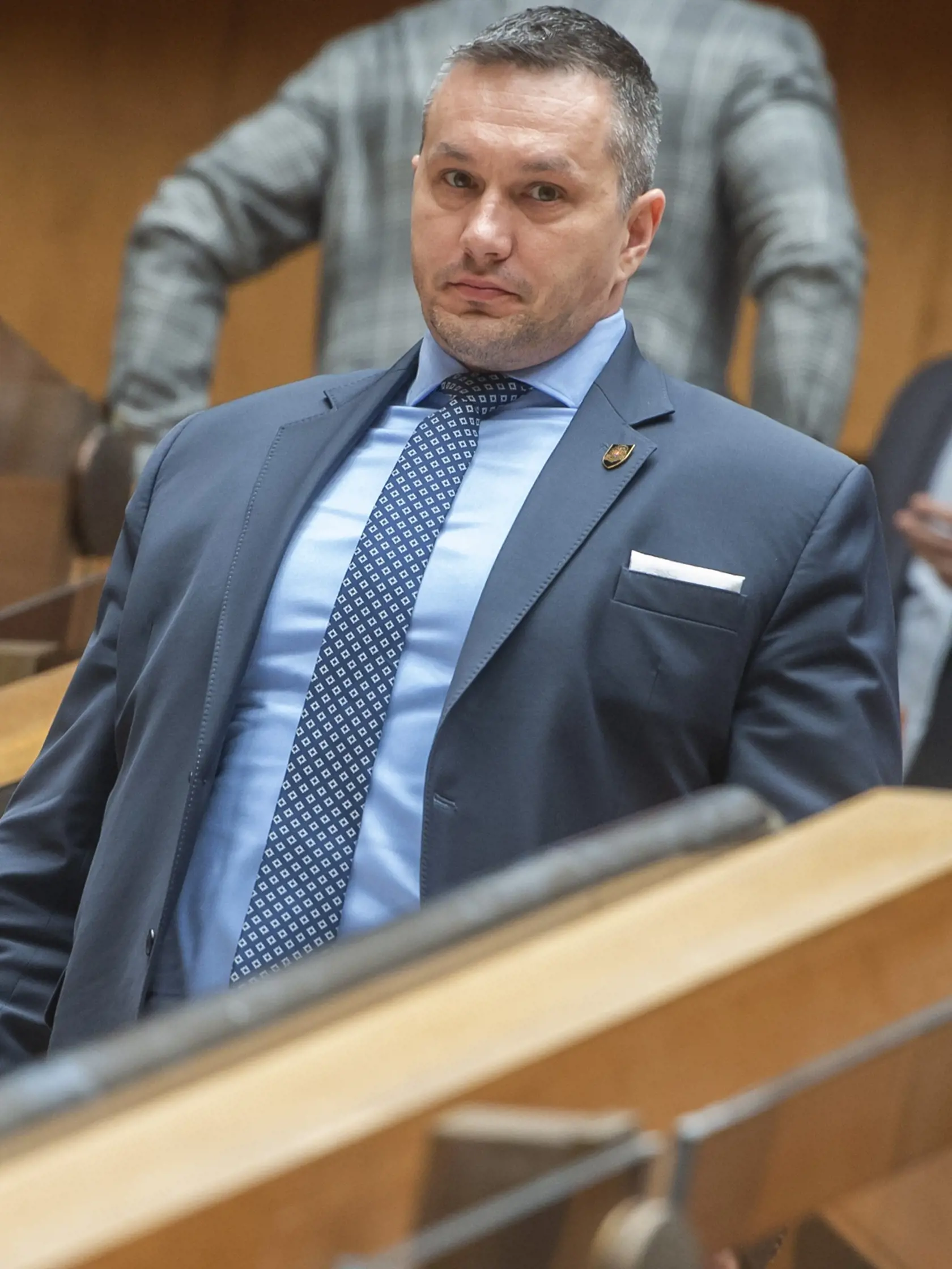 Na snímke riaditeľ Slovenskej informačnej služby (SIS) Michal Aláč odchádza po skončení Bezpečnostnej rady SR 27. apríla 2022 v Bratislave.