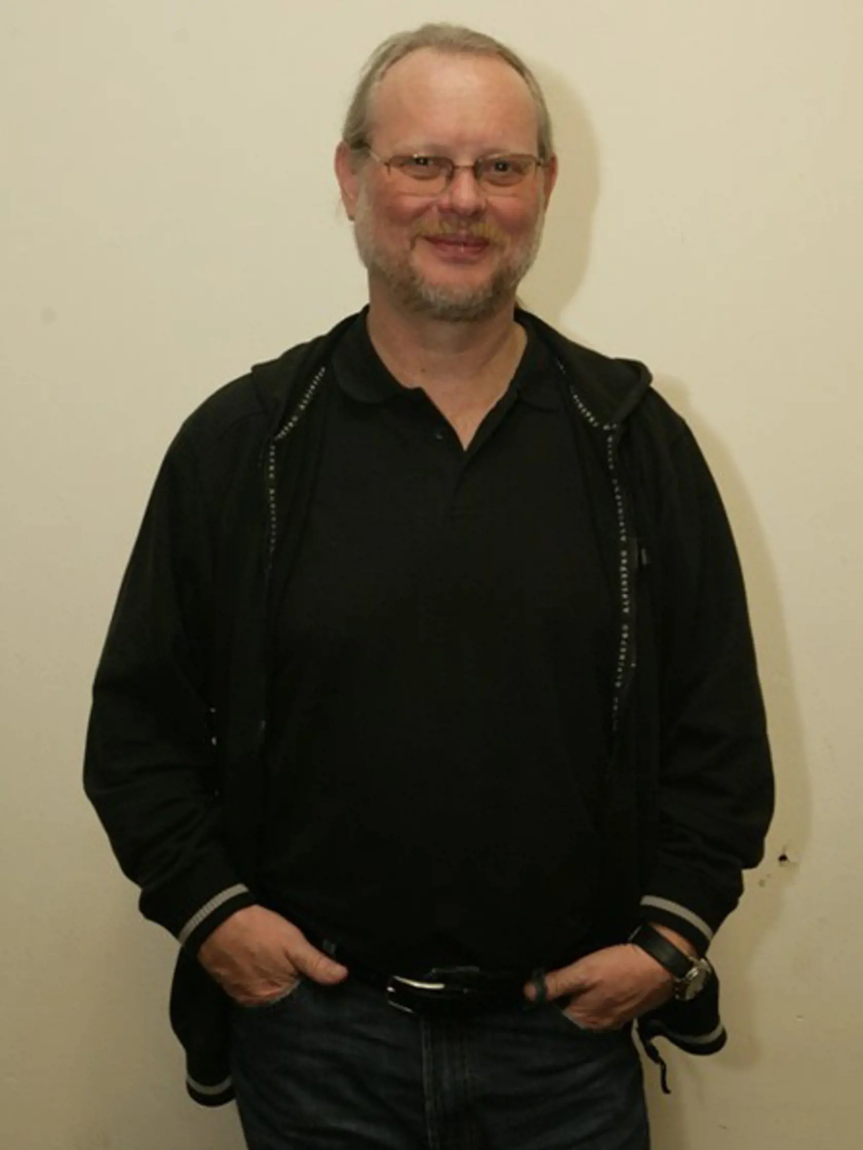 Vašo Patejdl:
On je autorom
hudby k Mu¨llerovej
piesni Po
schodoch, takže
on sa teraz môže
súdiť s americkým
raperom.