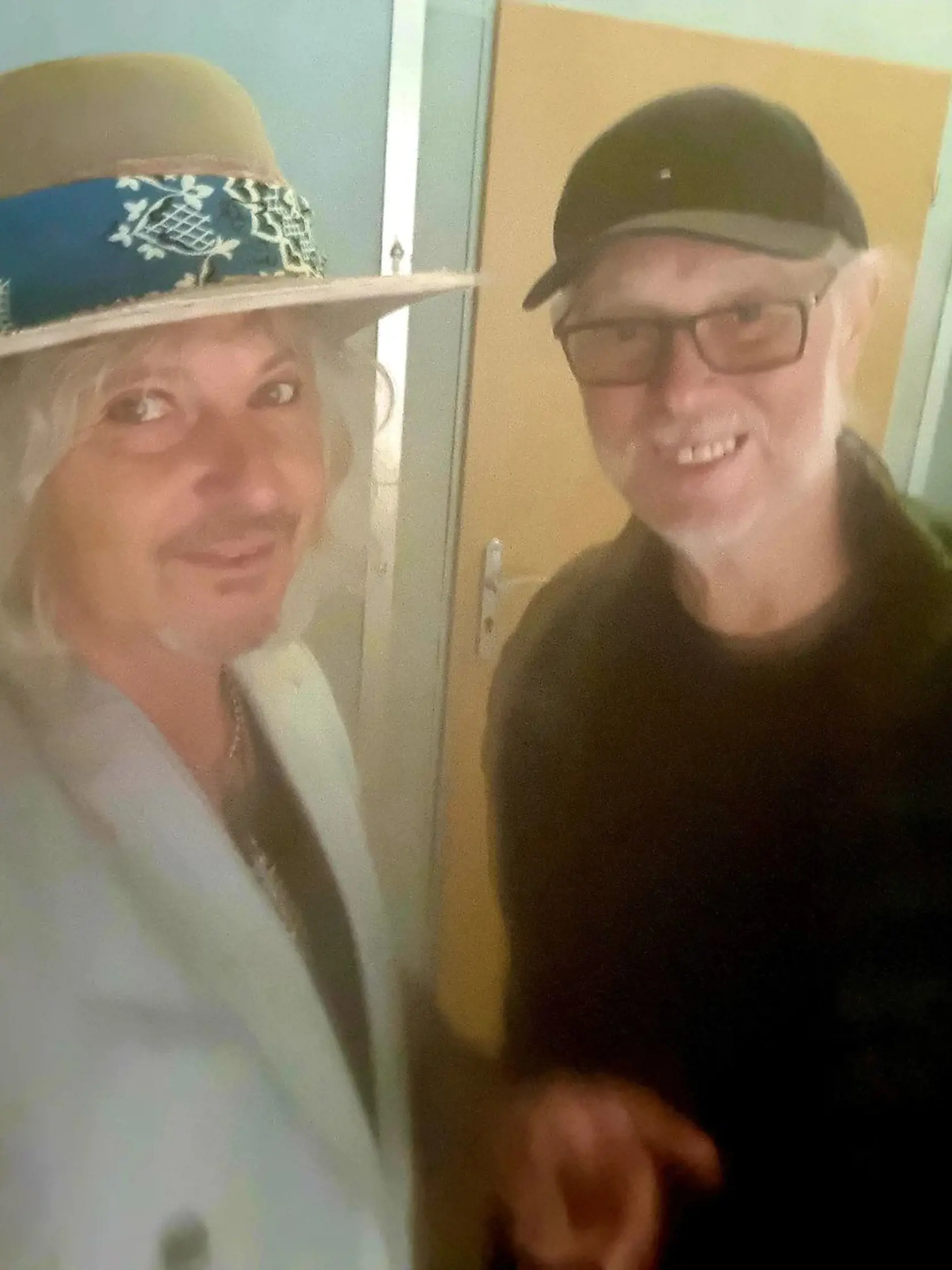 Spevák Peter Nagy: "Len pred troma týždňami sme stáli na spoločnom pódiu.. Toto je posledné foto zo šatne s tebou, kamarát a obdivovaný kolega...Šťastný let do krásneho nekonečna... Vašo, je mi smutno... Budeš nám veľmi chýbať."