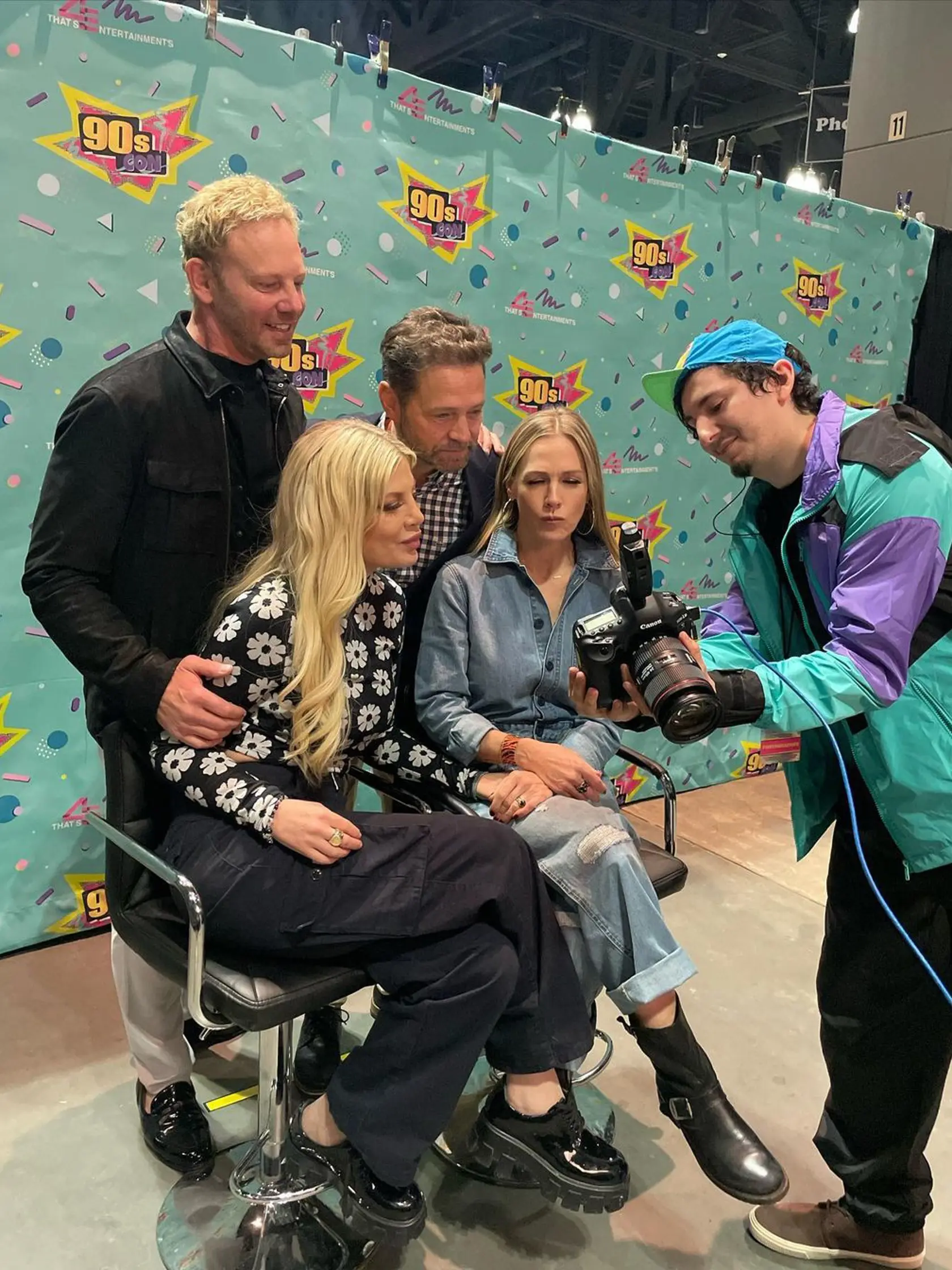 Na spoločných fotografiách sa tak objavili len predstavitelia Kelly, Dony, Brandona a Steva. Len málokomu by však uniklo, ako veľmi sa herci za tie roky zmenili.