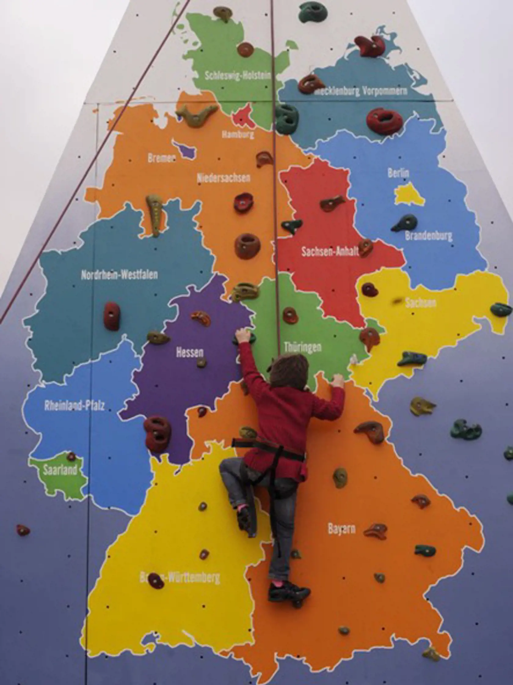 Na oslavách mohli deti liezť po stene s mapou Nemecka.