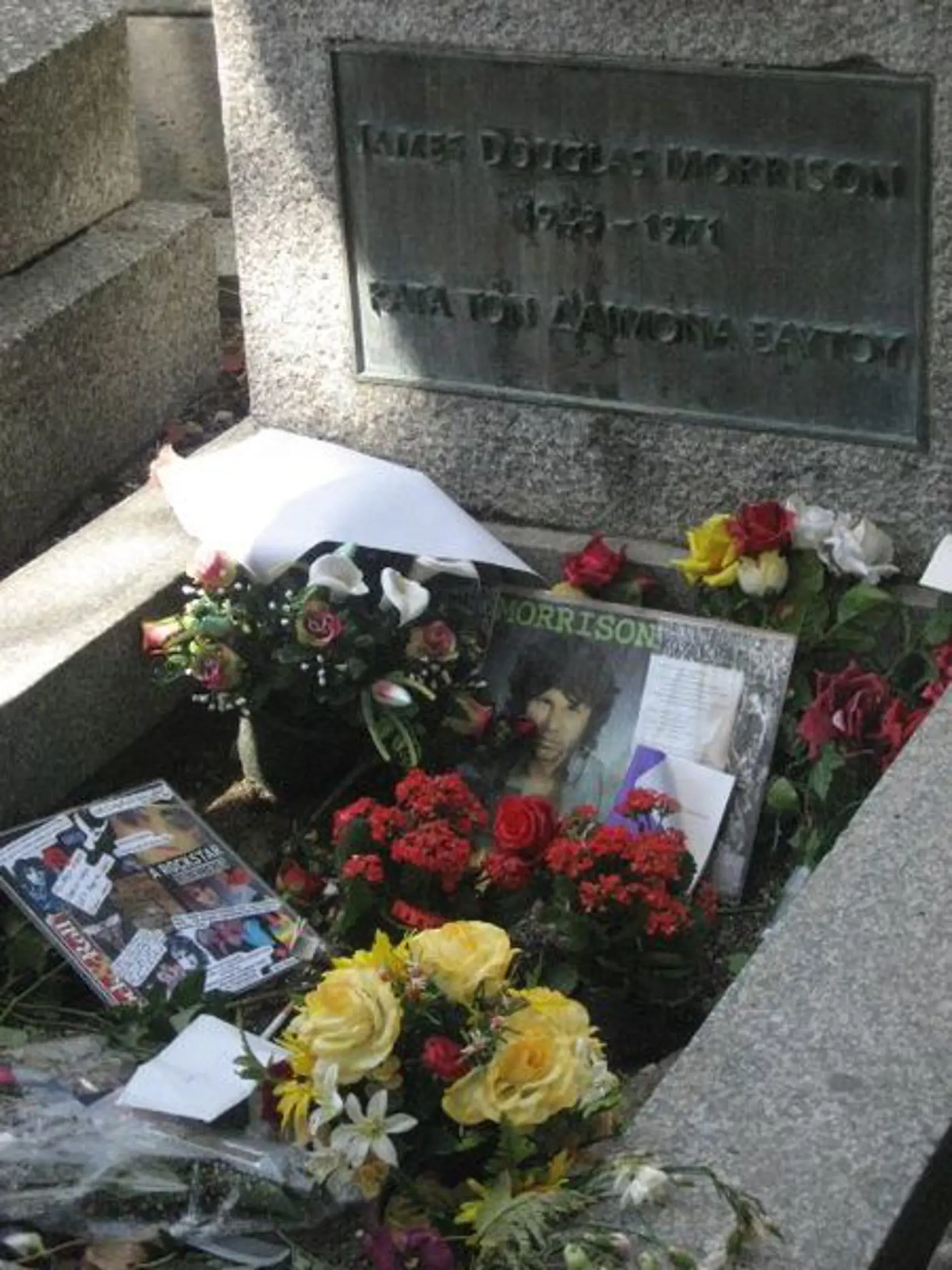 Hrob
Jima
Morissona
v centre
Paríža strážia
noc čo noc
jeho verní
fanúšikovia.