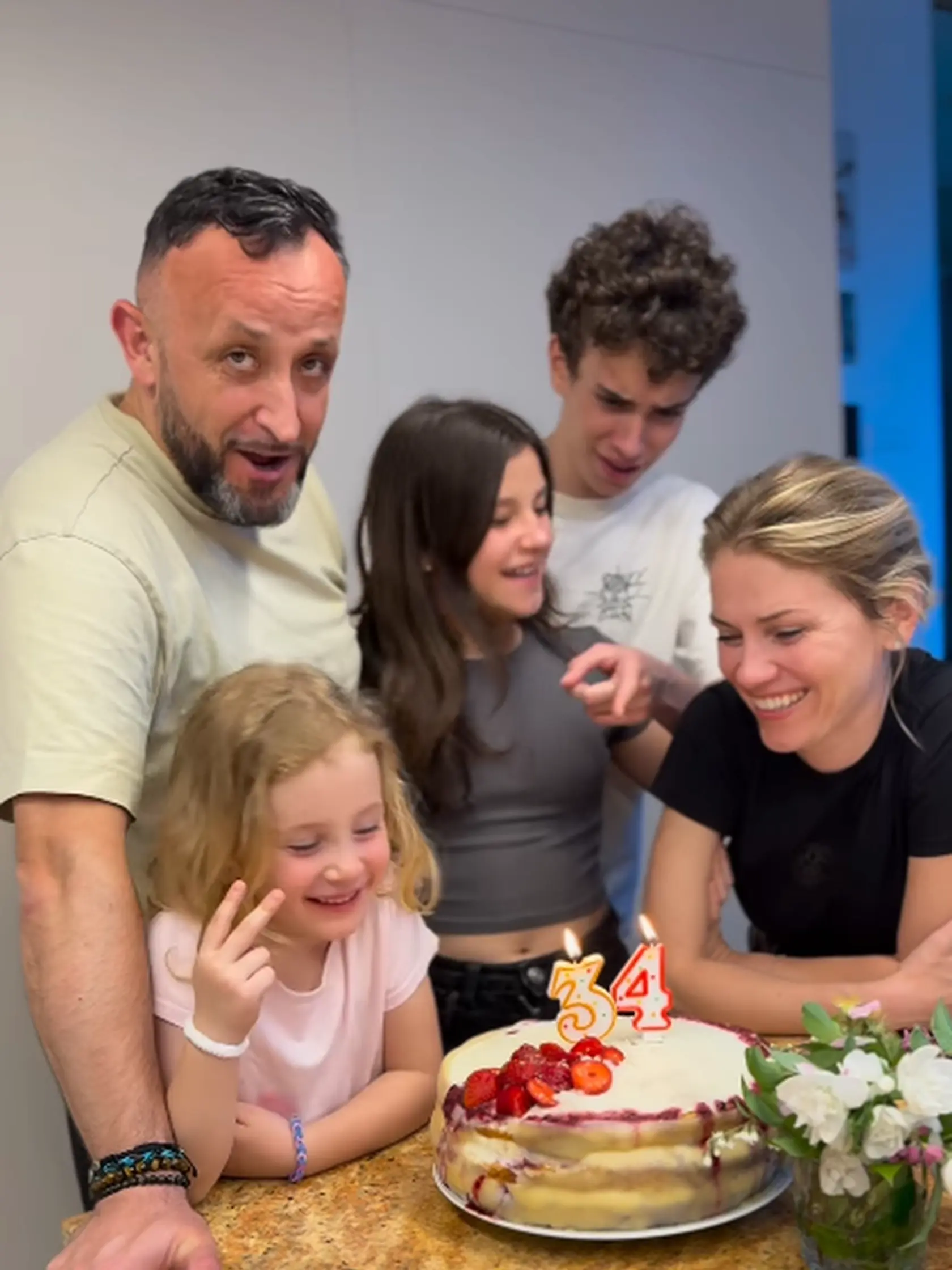 Erika Kandráčová oslávila 43. narodeniny. Rodinka si však zažartovala a čísla na maminej torte šibalsky prehodili. 