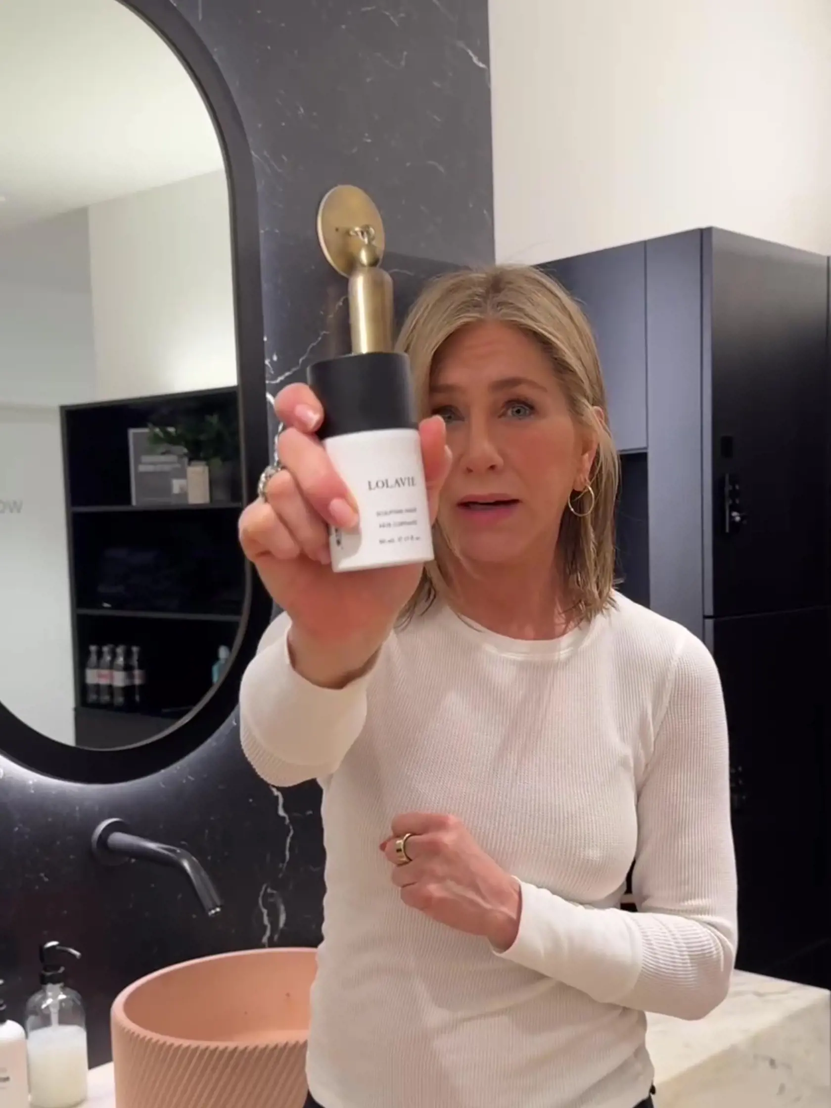 Jennifer Aniston ukázala presvitajúce bradavky.
