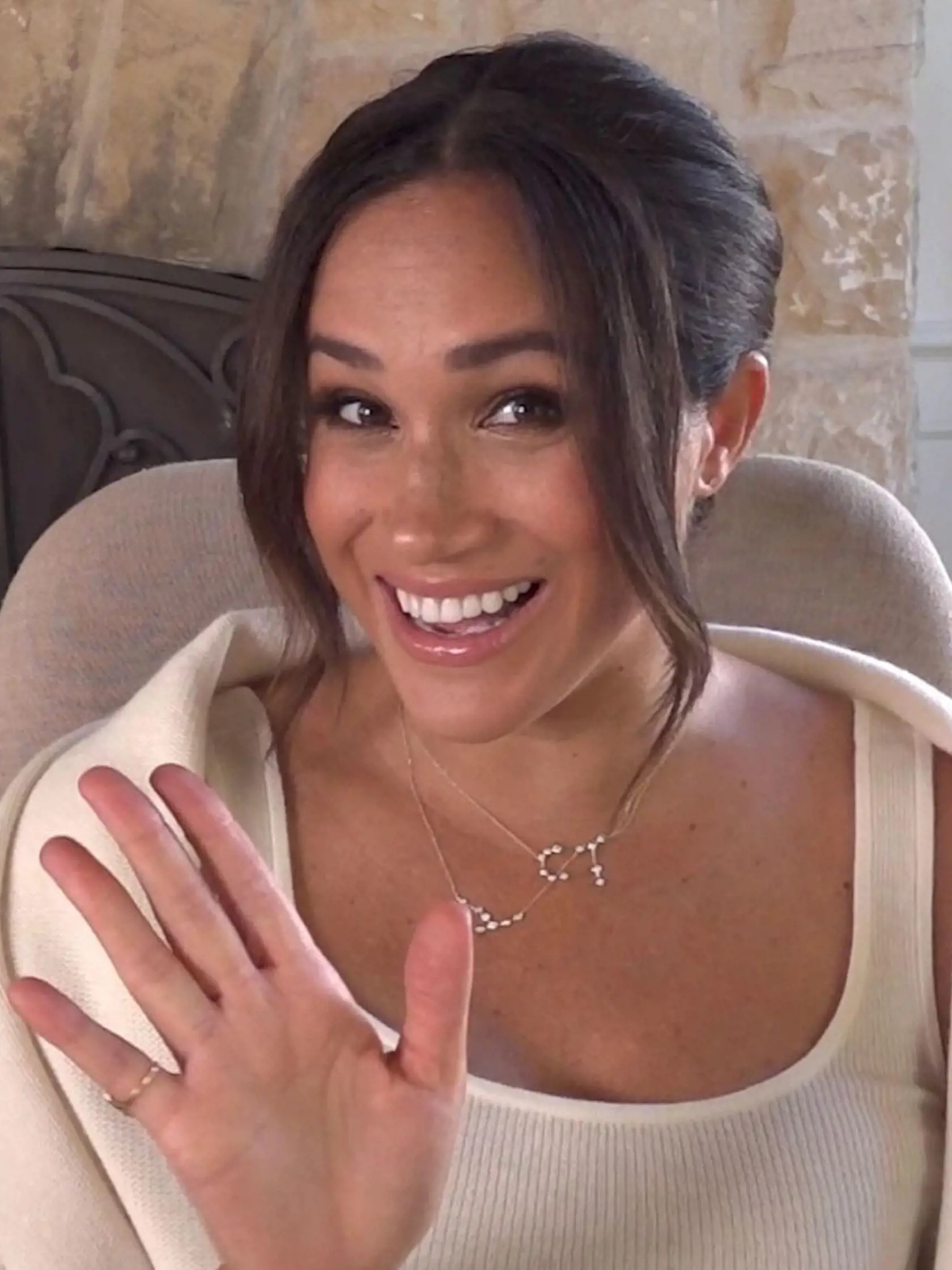 Meghan Markle ponúkla fanúšikom vzácny pohľad do kalifornského sídla. Vo videu sa Meghan zamerala na charitatívnu oblasť a predstavila svoj nový projekt spoločne s herečkou Mellisou, ktorého cieľom je povzbudiť ľudí, aby darovali 40 minút svojho času na pomoc niekomu inému alebo venovali týchto 40 minút svojho času mentoringu pre niekoho v núdzi.