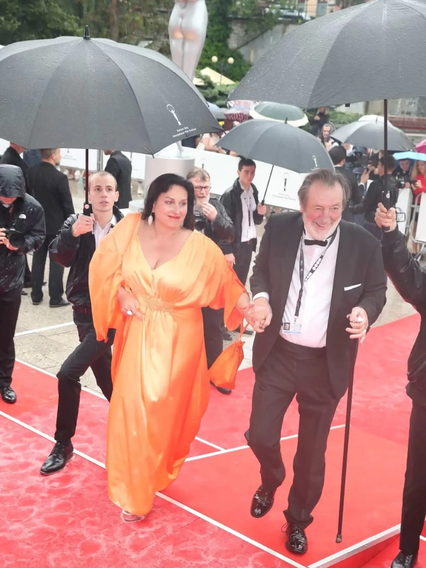Marcela Černá, manželka Bolka Polívku svojím outfitom odrovnala aj slávneho štylistu. Pozrite, do čoho sa obliekla. Dali by ste si na seba takéto šaty?
