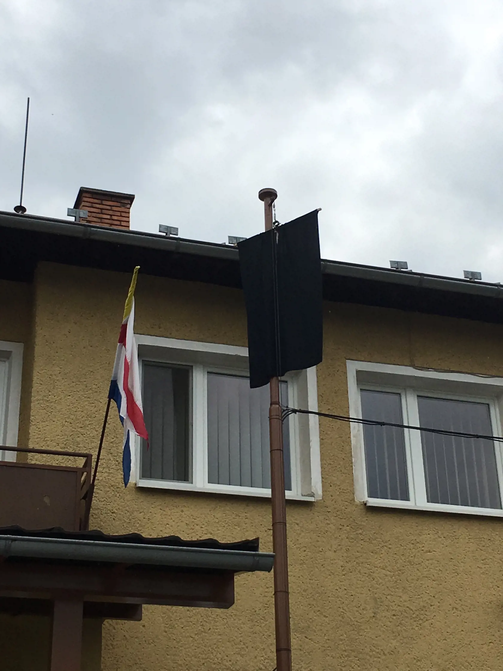 Aj na Obecnom úrade visí čierna zástava.