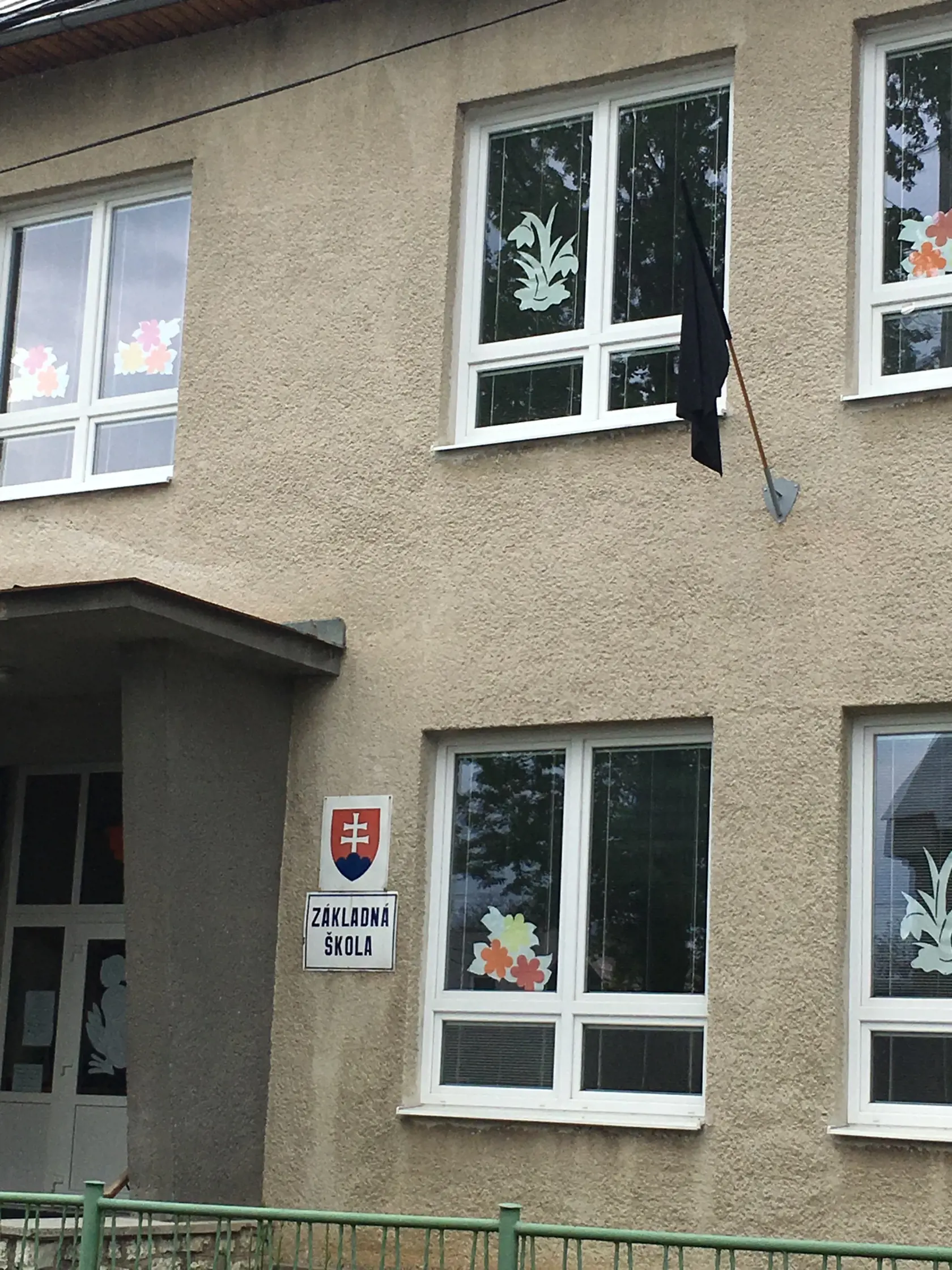 Čierna zástava visí na základnej škole, do ktorej chodila
Natálka (†13).