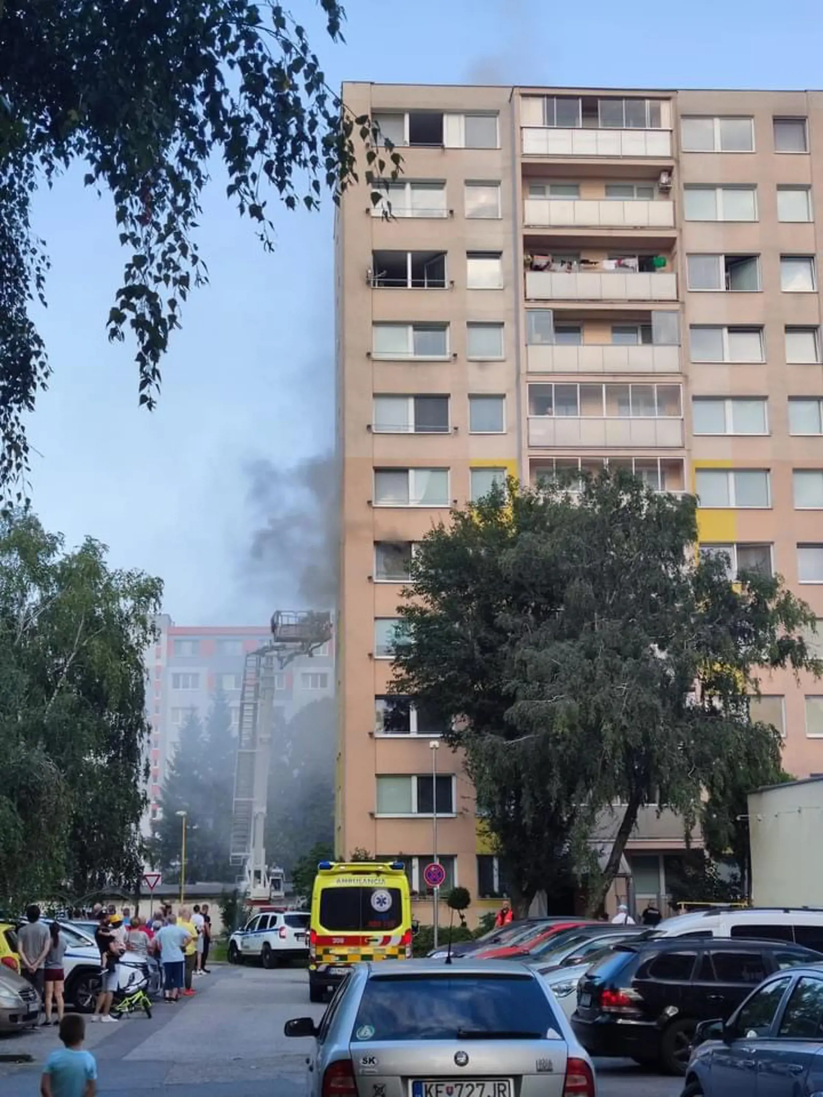 Na mieste je v súčasnosti zisťovateľ príčin požiarov, zatiaľ nie je jasné, prečo sa oheň v byte rozšíril, ani aké ďalšie časti bytovky poškodil.