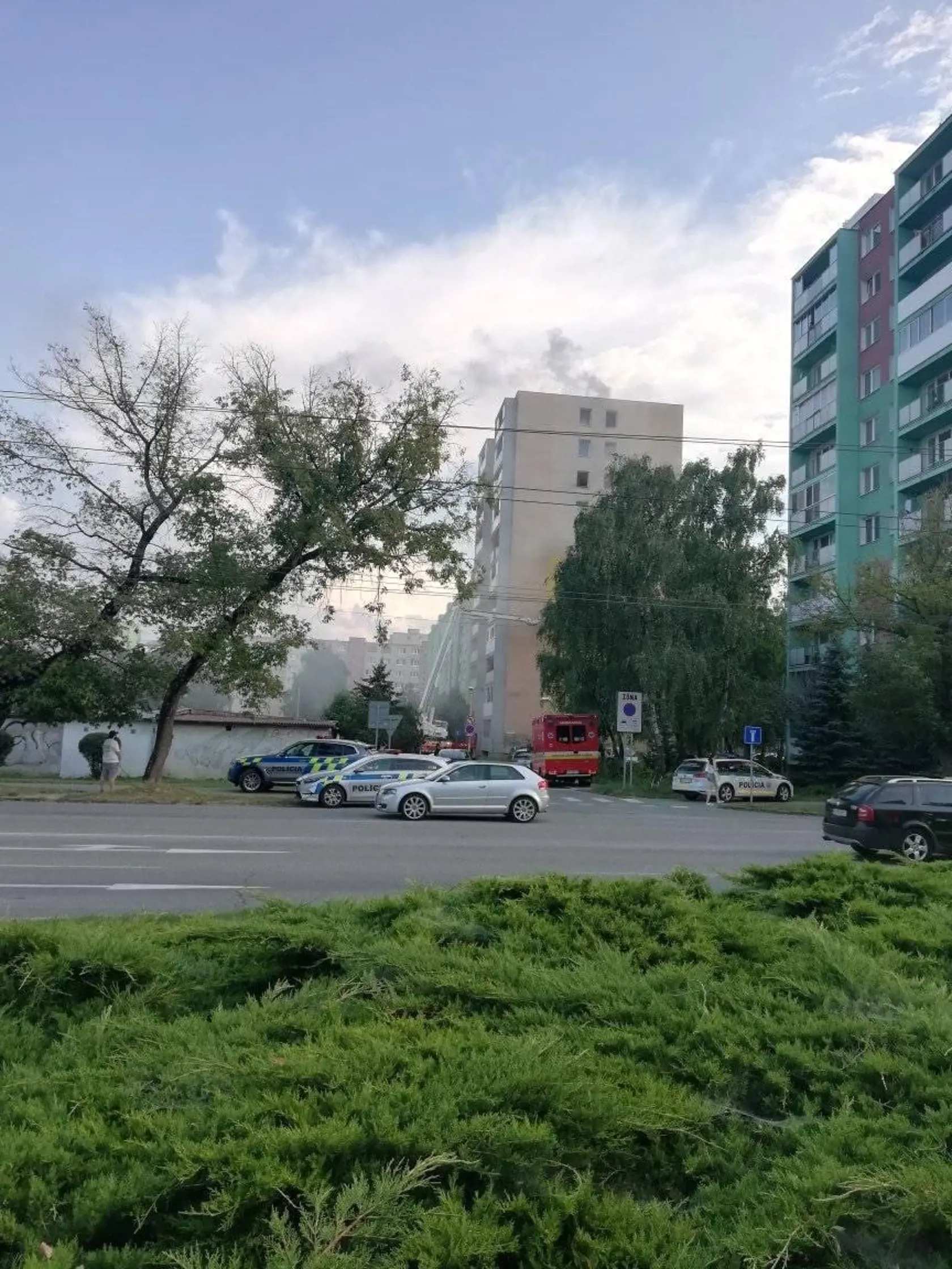 Pri požiari bytu na Nešporovej ulici sa zranilo viacero ľudí, jeden ťažko.